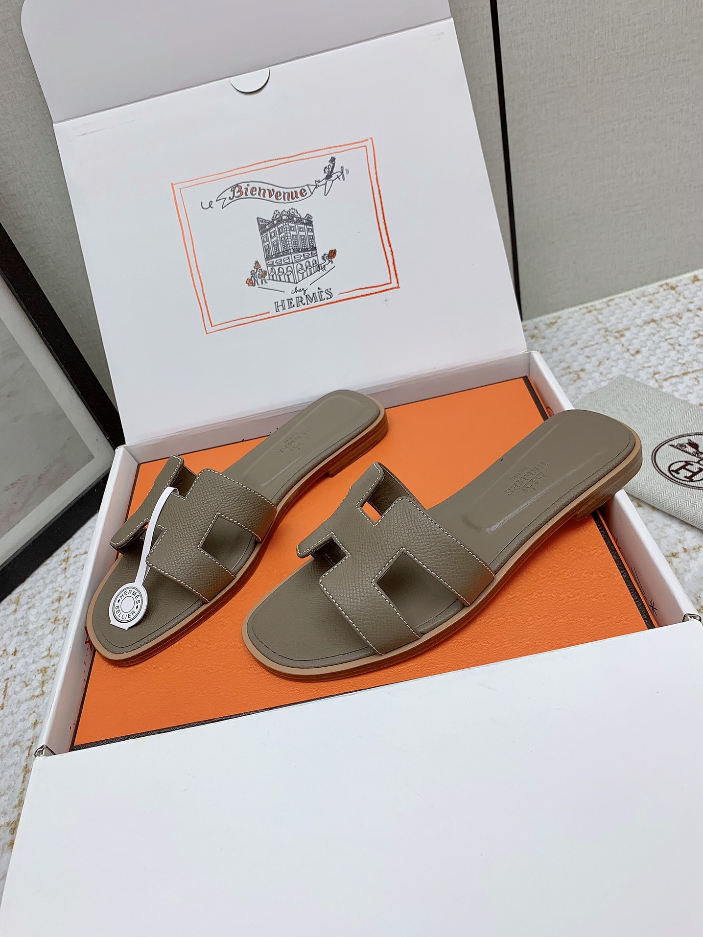 Elegant Hermes Oran Leather Slides - Iconic Design & Comfortable Fit 3 i1750233534 3989 6