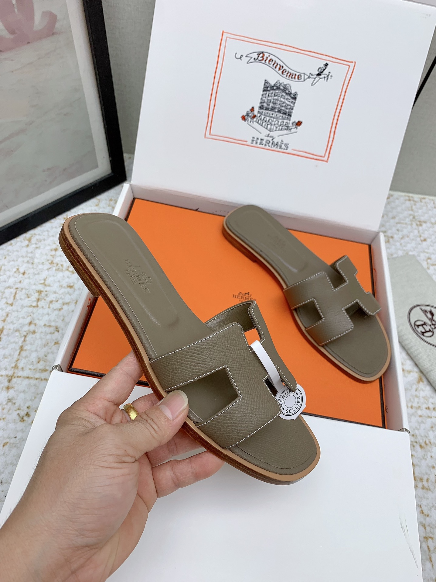 Elegant Hermes Oran Leather Slides - Iconic Design & Comfortable Fit 5 i1750233534 5662 7