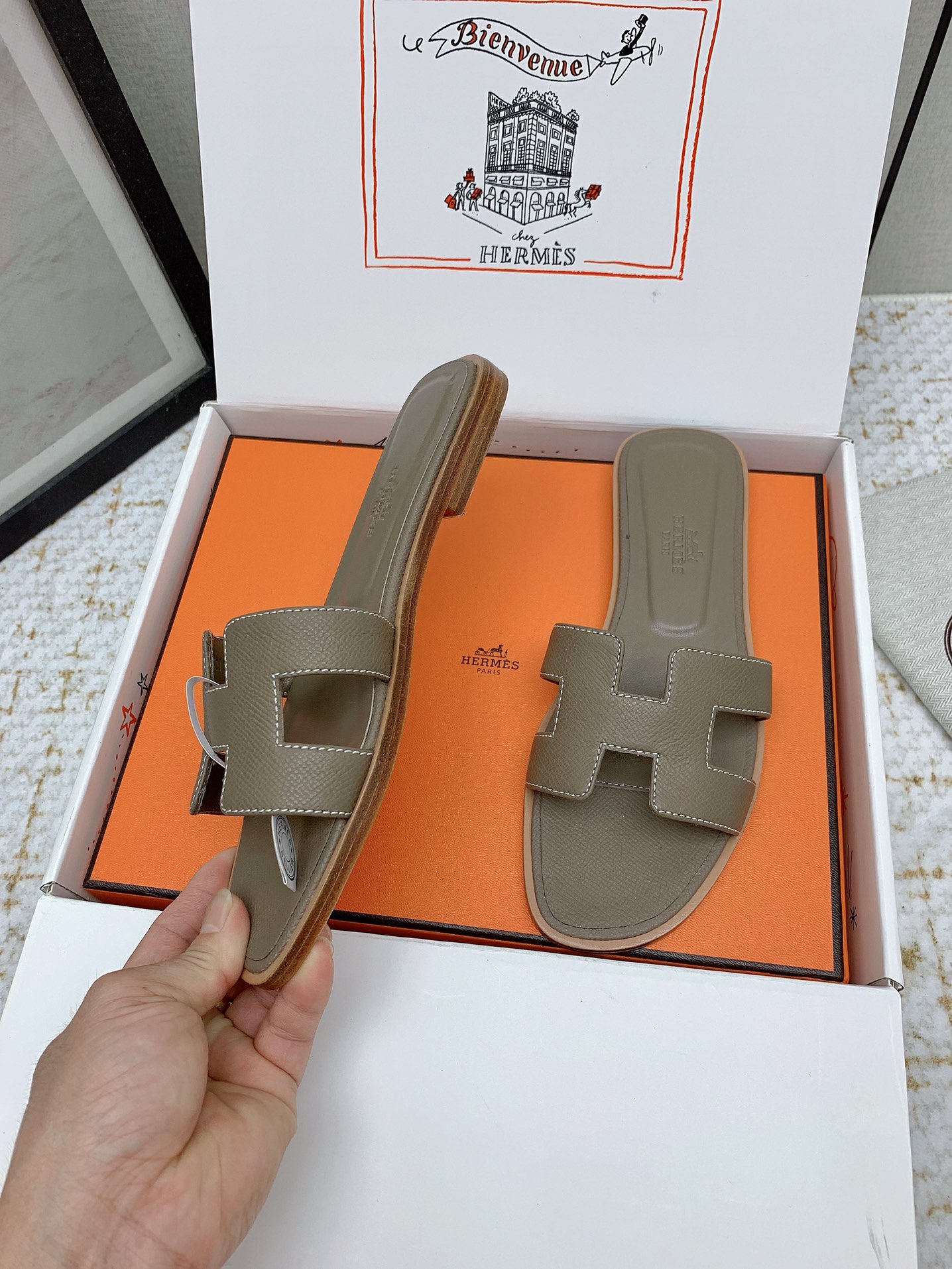 Elegant Hermes Oran Leather Slides - Iconic Design & Comfortable Fit 4 i1750233534 7206 3