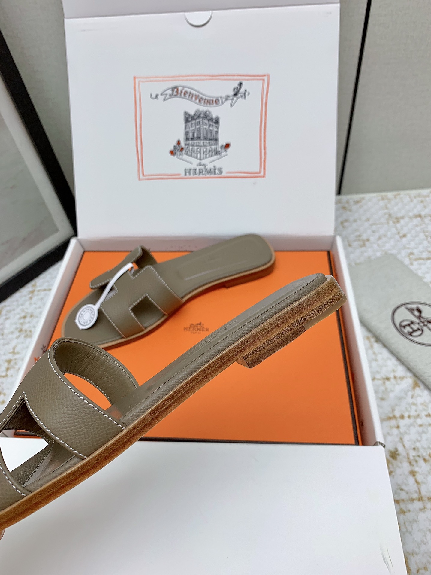 Elegant Hermes Oran Leather Slides - Iconic Design & Comfortable Fit 8 i1750233534 8603 2
