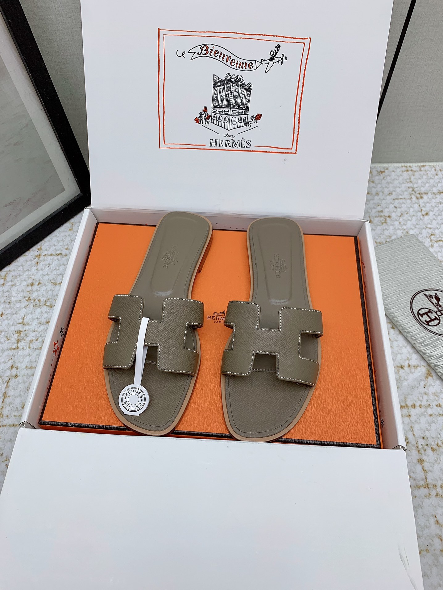 Elegant Hermes Oran Leather Slides - Iconic Design & Comfortable Fit 2 i1750233534 9284 0