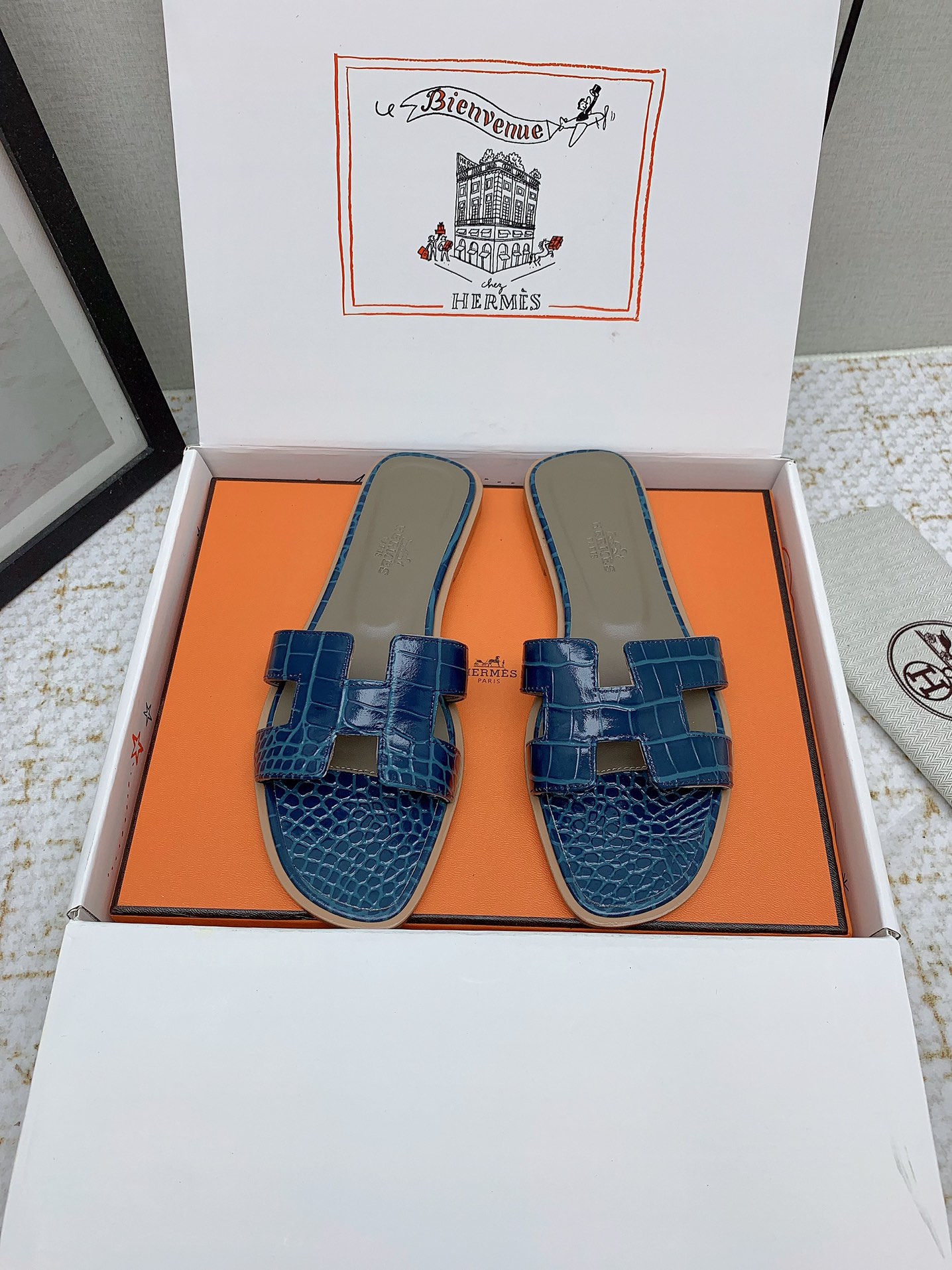 Hermès Oran Leather Slides - Stylish & Comfortable Women's Sandals 2 i1750234098 892 2