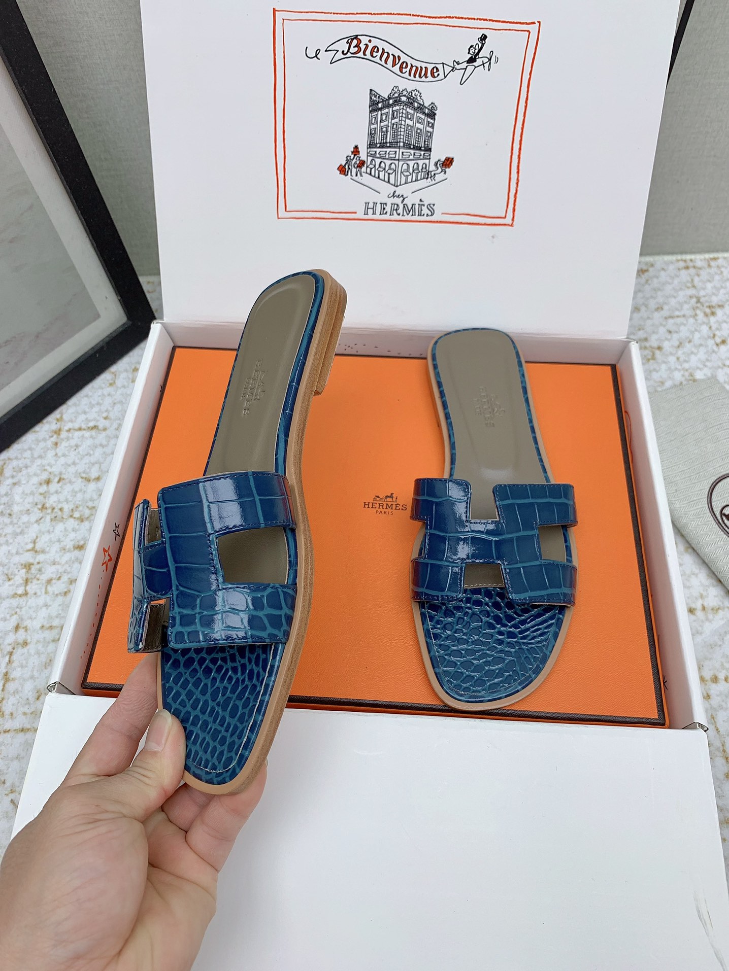Hermès Oran Leather Slides - Stylish & Comfortable Women's Sandals 4 i1750234099 6600 5