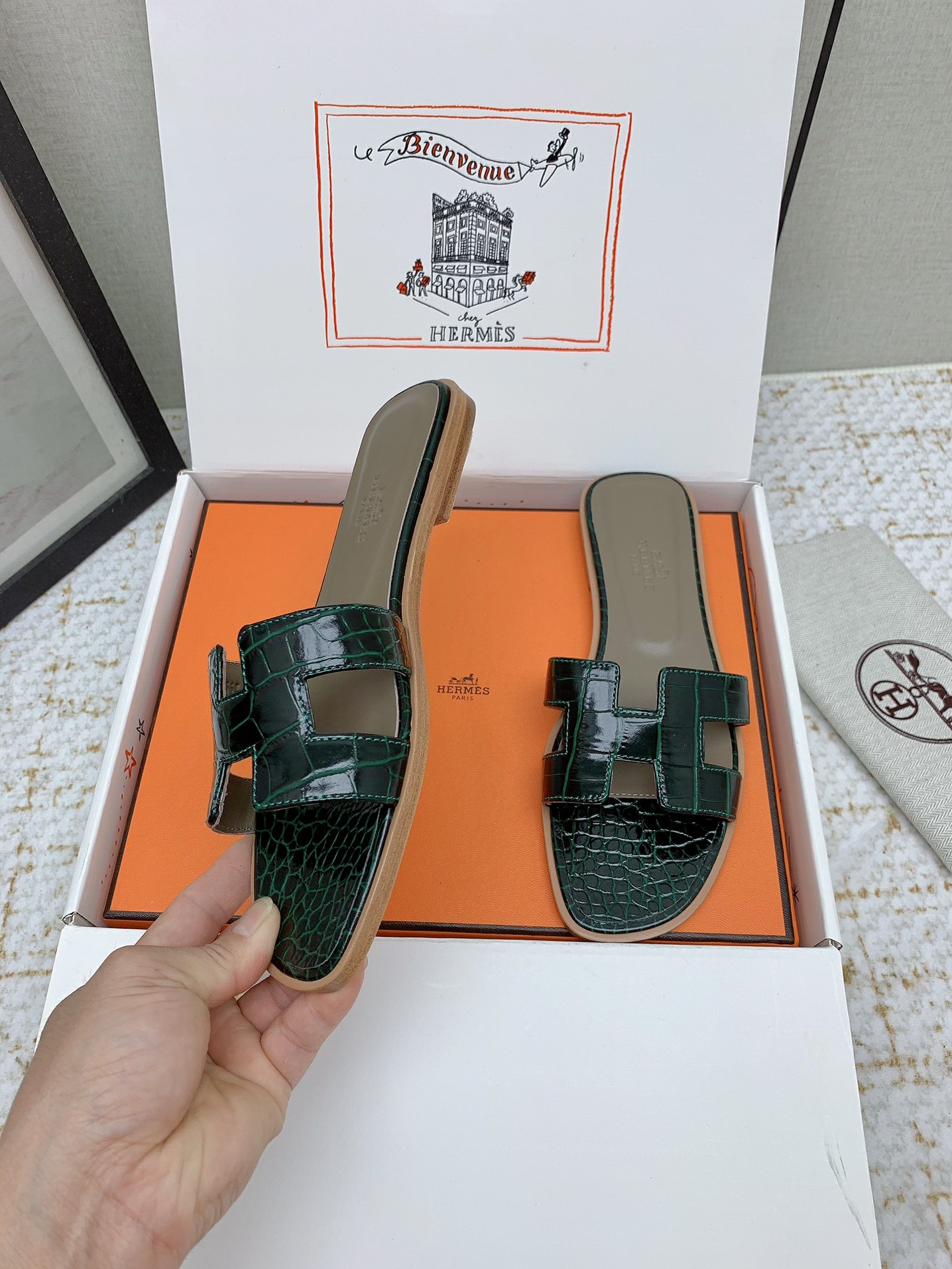 Hermès Oran Leather Flat Sandal Luxurious Classic Slip-On Slides 5 i1750234272 1697 1