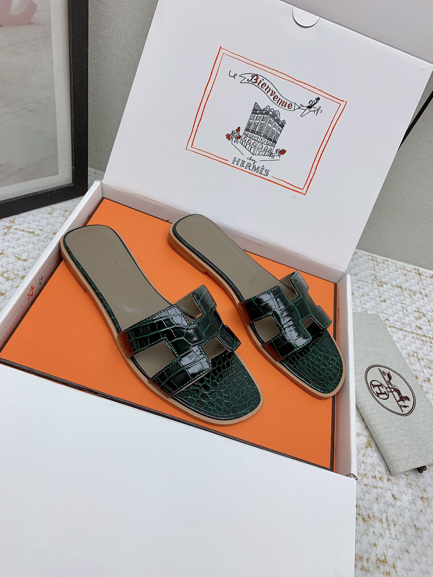 Hermès Oran Leather Flat Sandal Luxurious Classic Slip-On Slides 2 i1750234272 2720 7