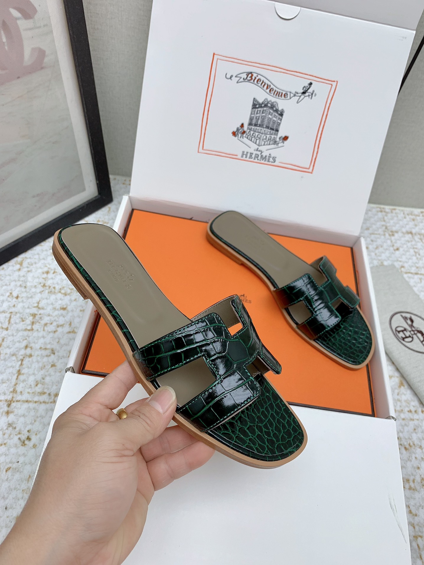 Hermès Oran Leather Flat Sandal Luxurious Classic Slip-On Slides 6 i1750234272 3411 3