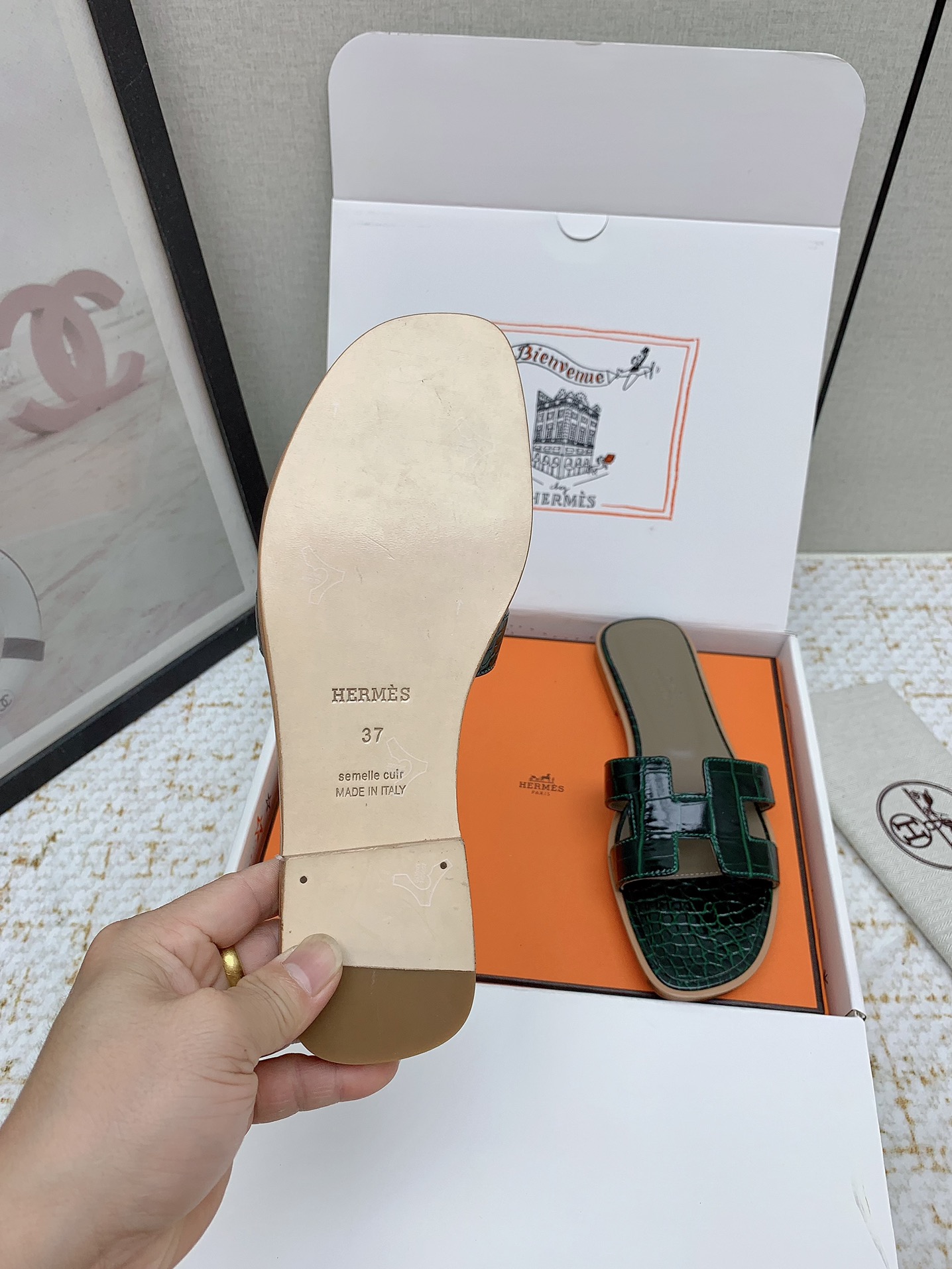 Hermès Oran Leather Flat Sandal Luxurious Classic Slip-On Slides 8 i1750234272 4806 8
