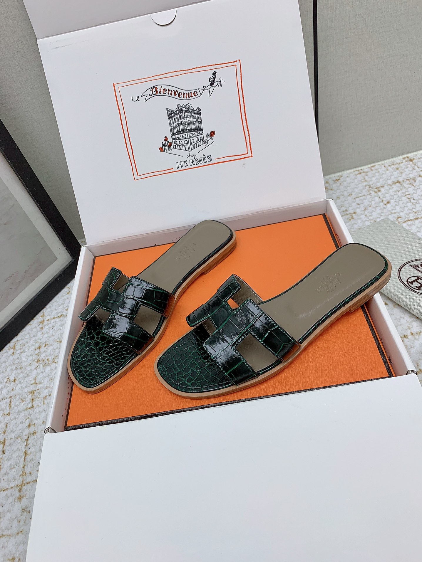 Hermès Oran Leather Flat Sandal Luxurious Classic Slip-On Slides 4 i1750234272 5199 0
