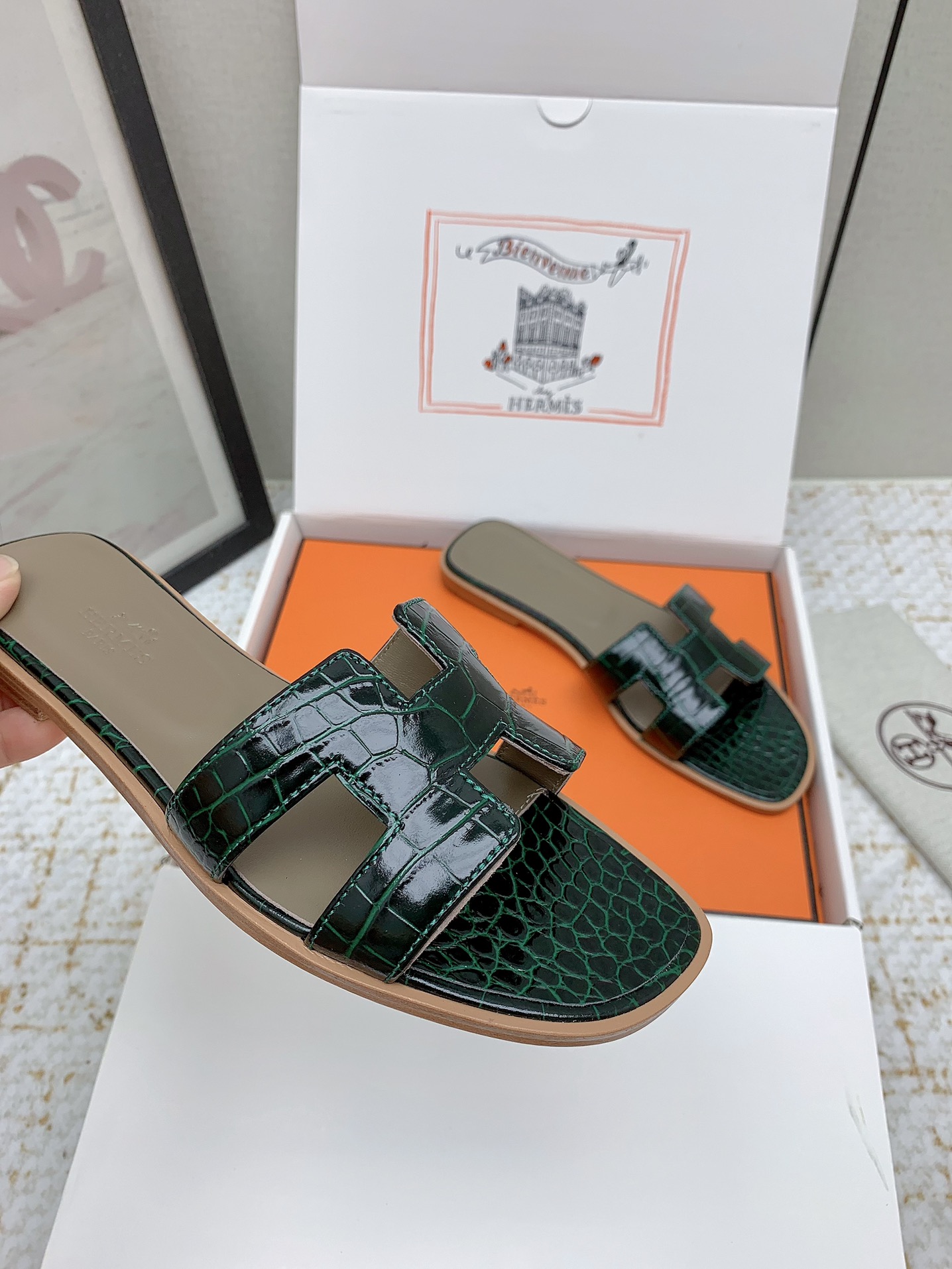 Hermès Oran Leather Flat Sandal Luxurious Classic Slip-On Slides 9 i1750234272 7464 4
