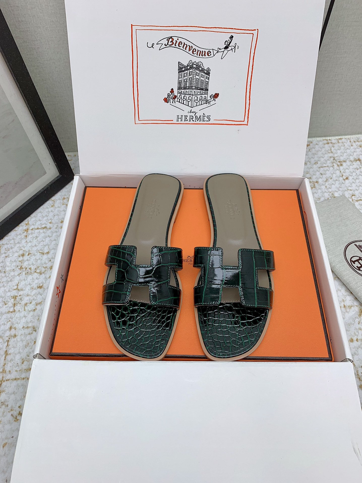 Hermès Oran Leather Flat Sandal Luxurious Classic Slip-On Slides 3 i1750234272 8865 2
