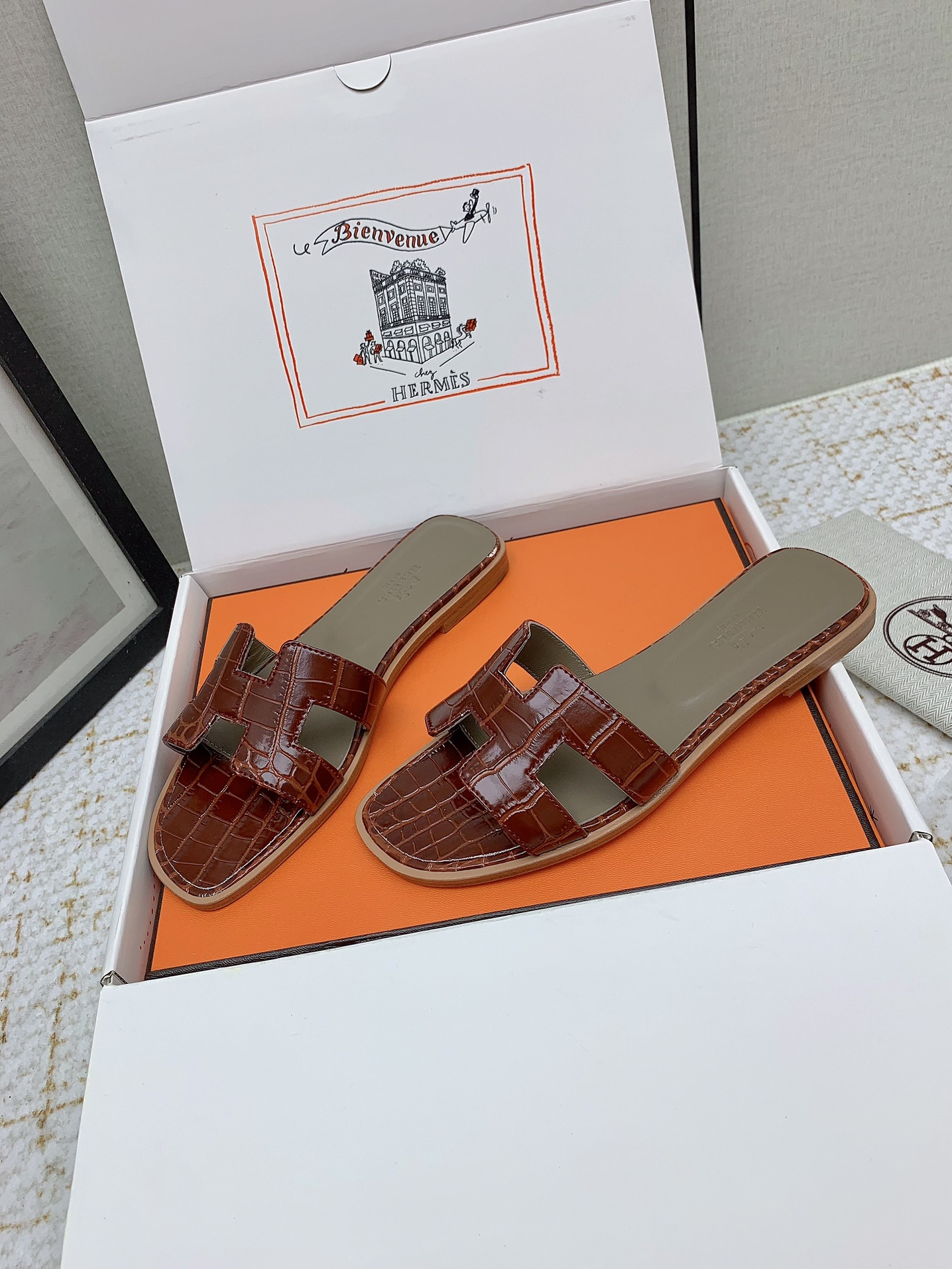 Hermès Oran Brown Crocodile Embossed Leather Women's Sandals Slides Shoes 3 i1750234307 1320 0