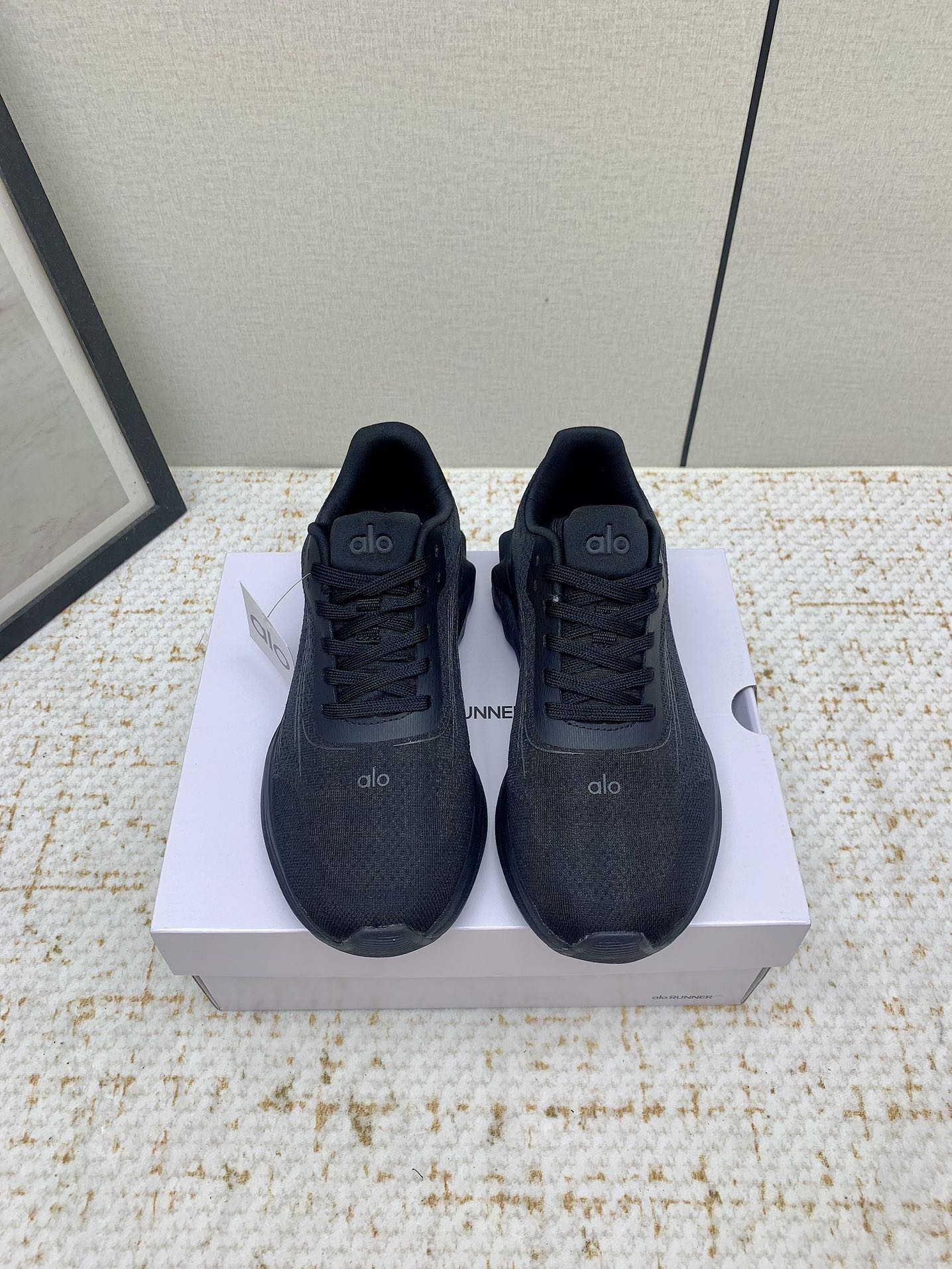 Alo Yoga: High-quality Cosmopolitan Sneakers for Comfort and Style - 图片 2