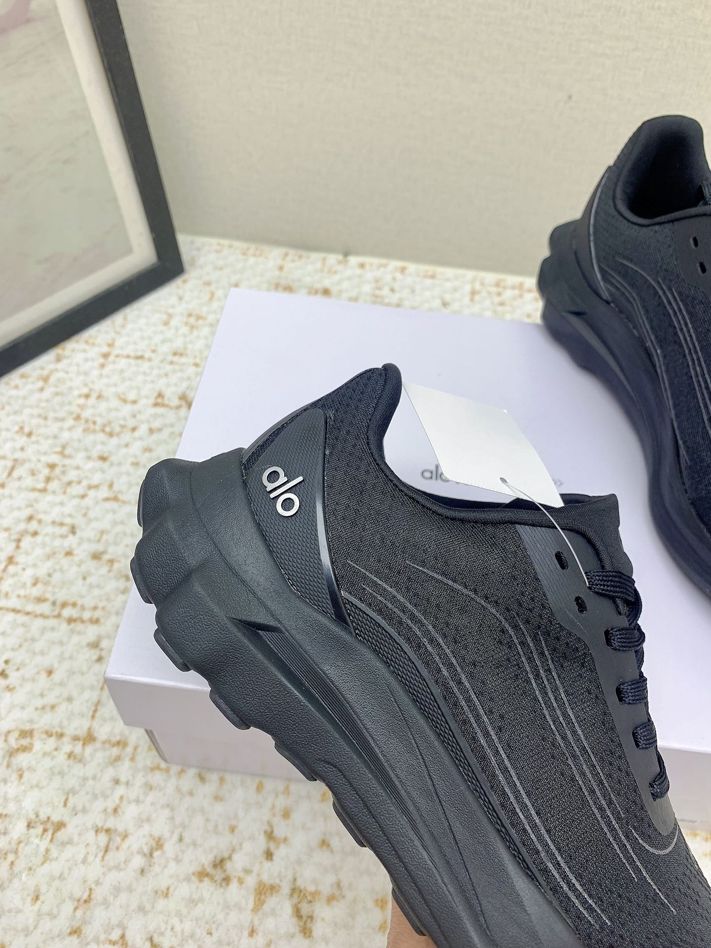 Alo Yoga: High-quality Cosmopolitan Sneakers for Comfort and Style - 图片 8