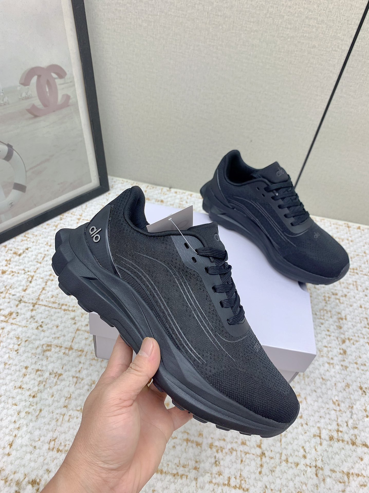 Alo Yoga: High-quality Cosmopolitan Sneakers for Comfort and Style - 图片 5