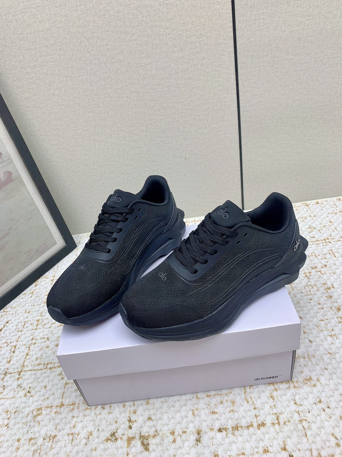 Alo Yoga: High-quality Cosmopolitan Sneakers for Comfort and Style - 图片 3