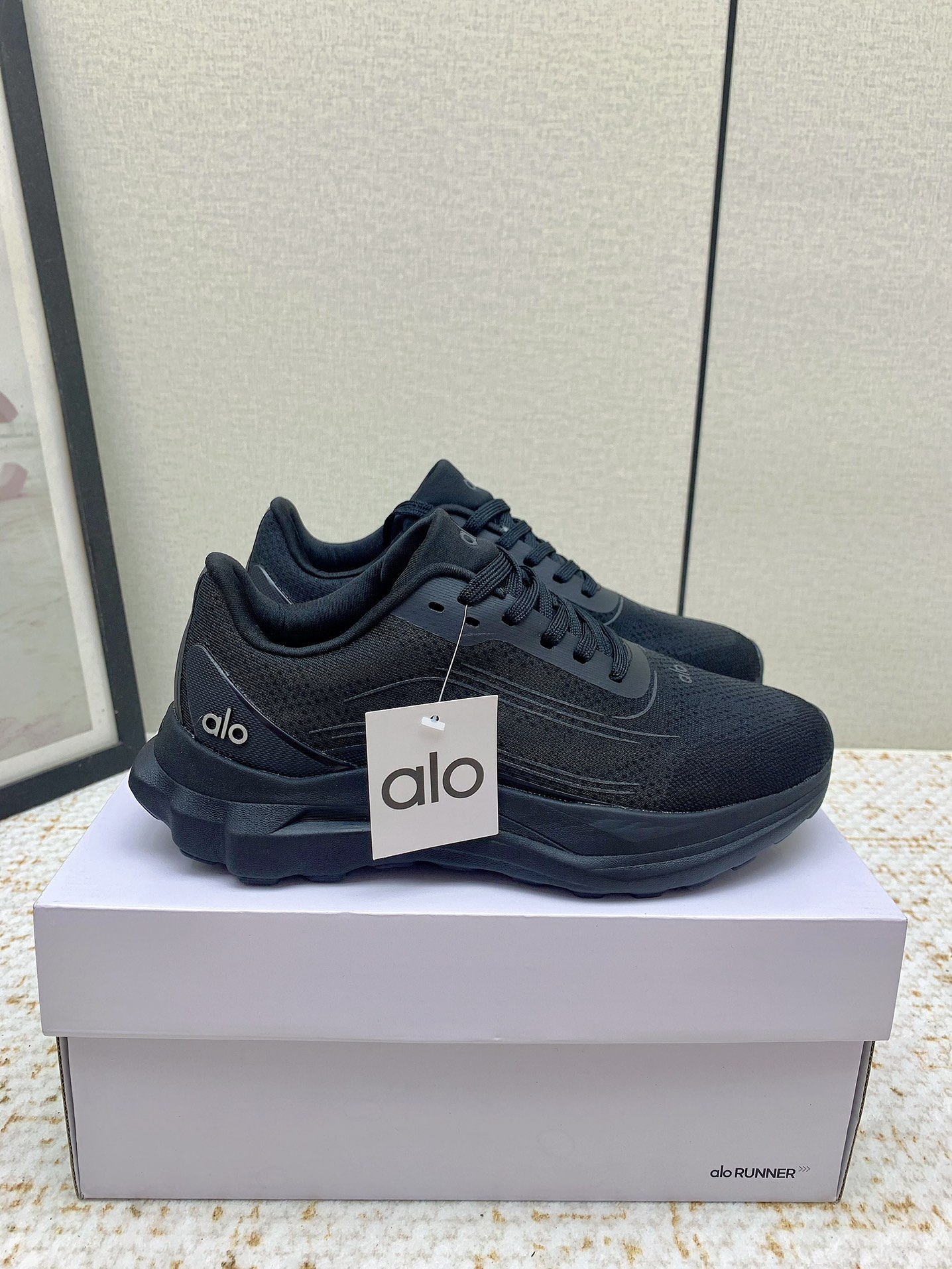 Alo Yoga: High-quality Cosmopolitan Sneakers for Comfort and Style - 图片 1