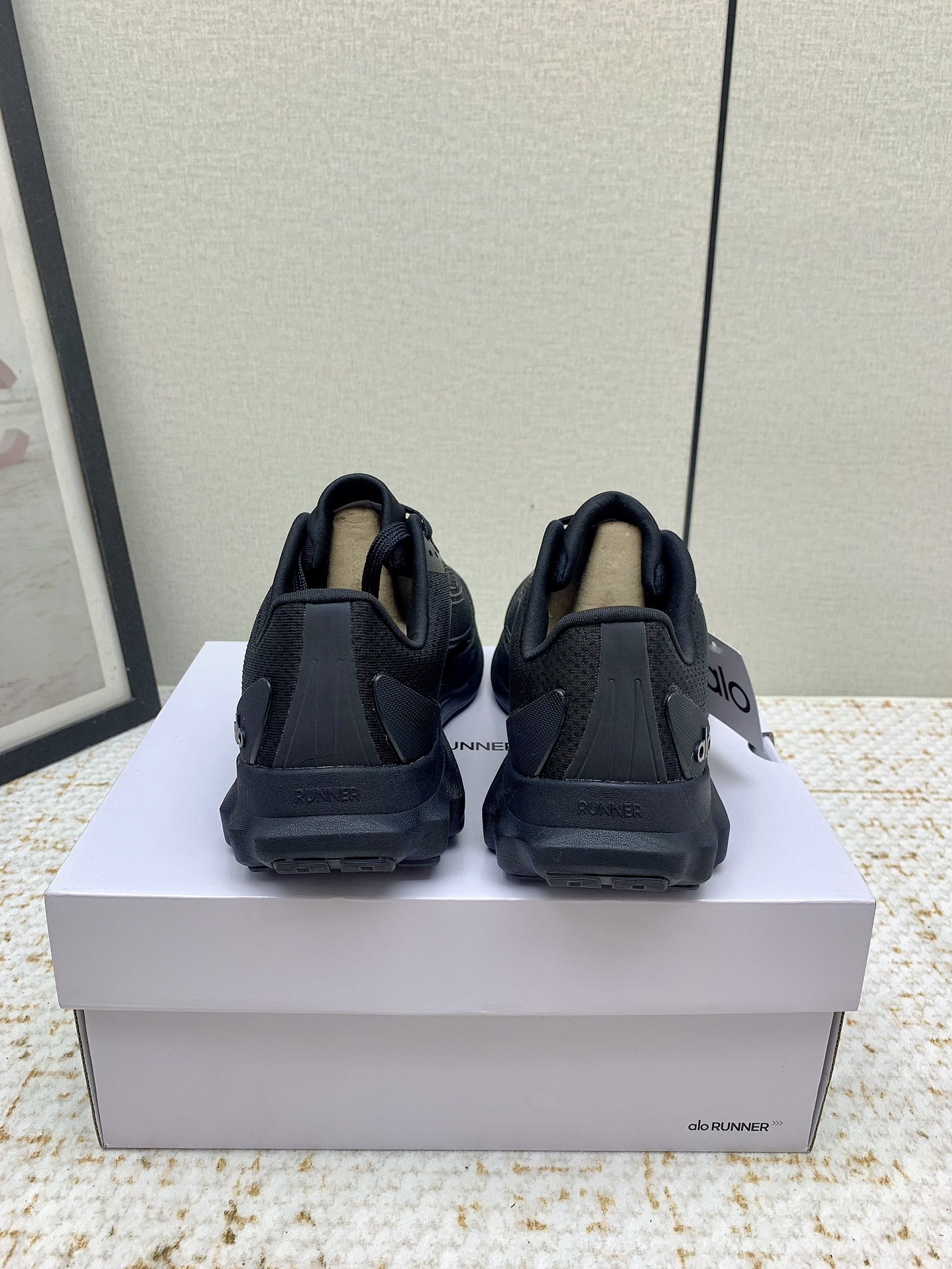 Alo Yoga: High-quality Cosmopolitan Sneakers for Comfort and Style - 图片 9