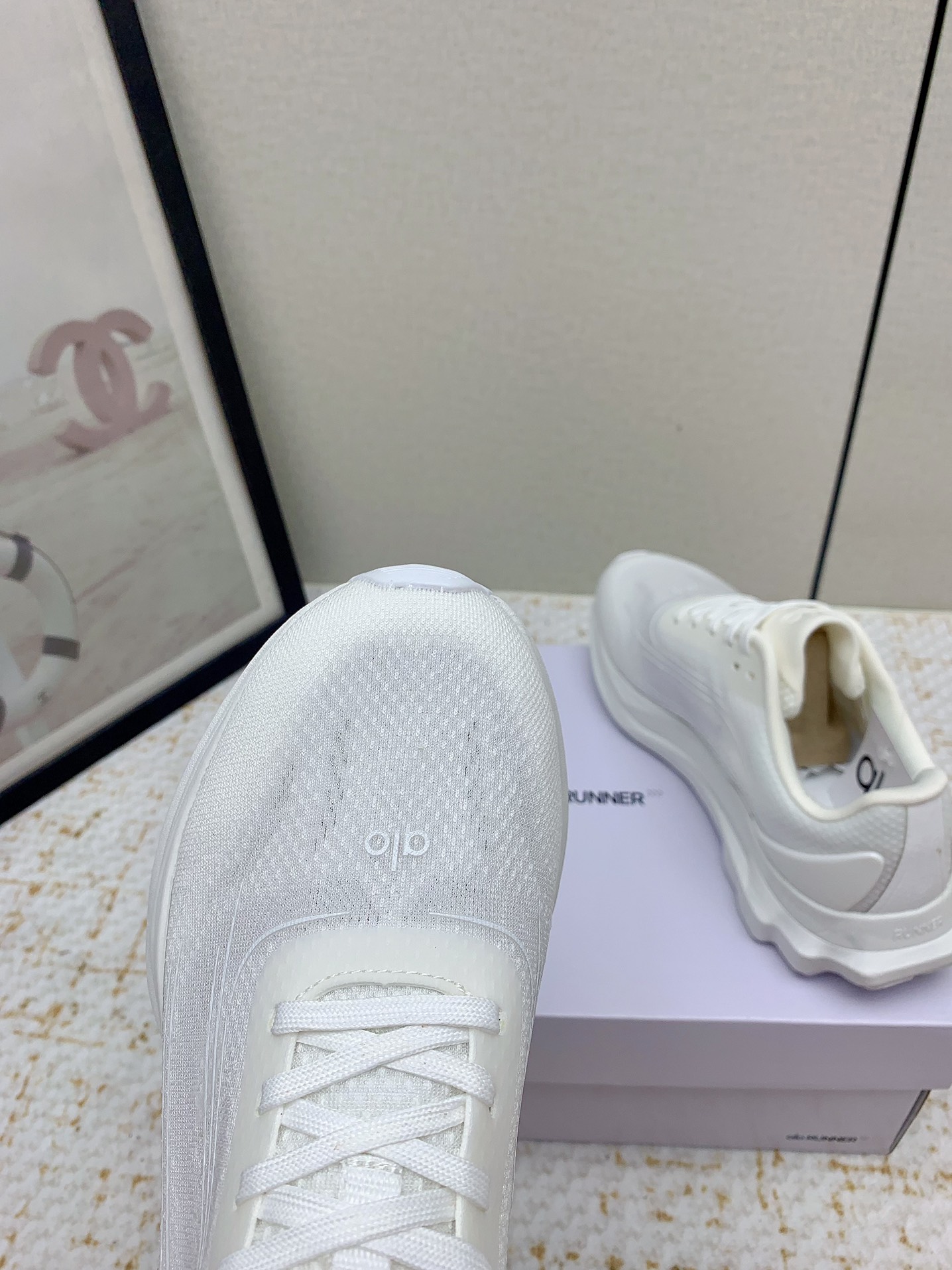 Alo Yoga: High-Quality Cosmopolitan Sneakers for Conscious Fashionistas - 图片 8