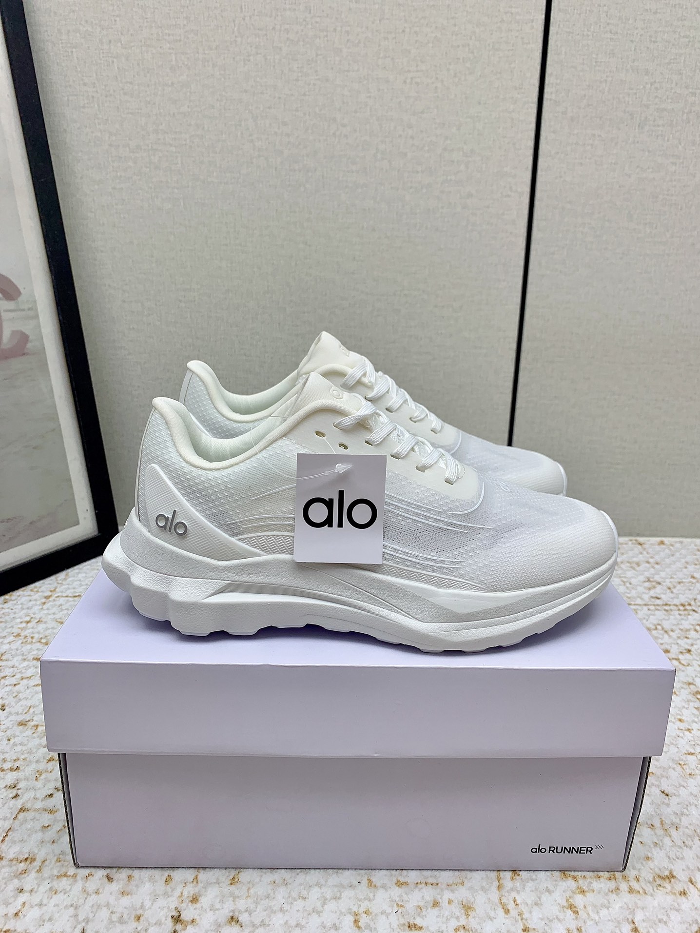 Alo Yoga: High-Quality Cosmopolitan Sneakers for Conscious Fashionistas - 图片 1