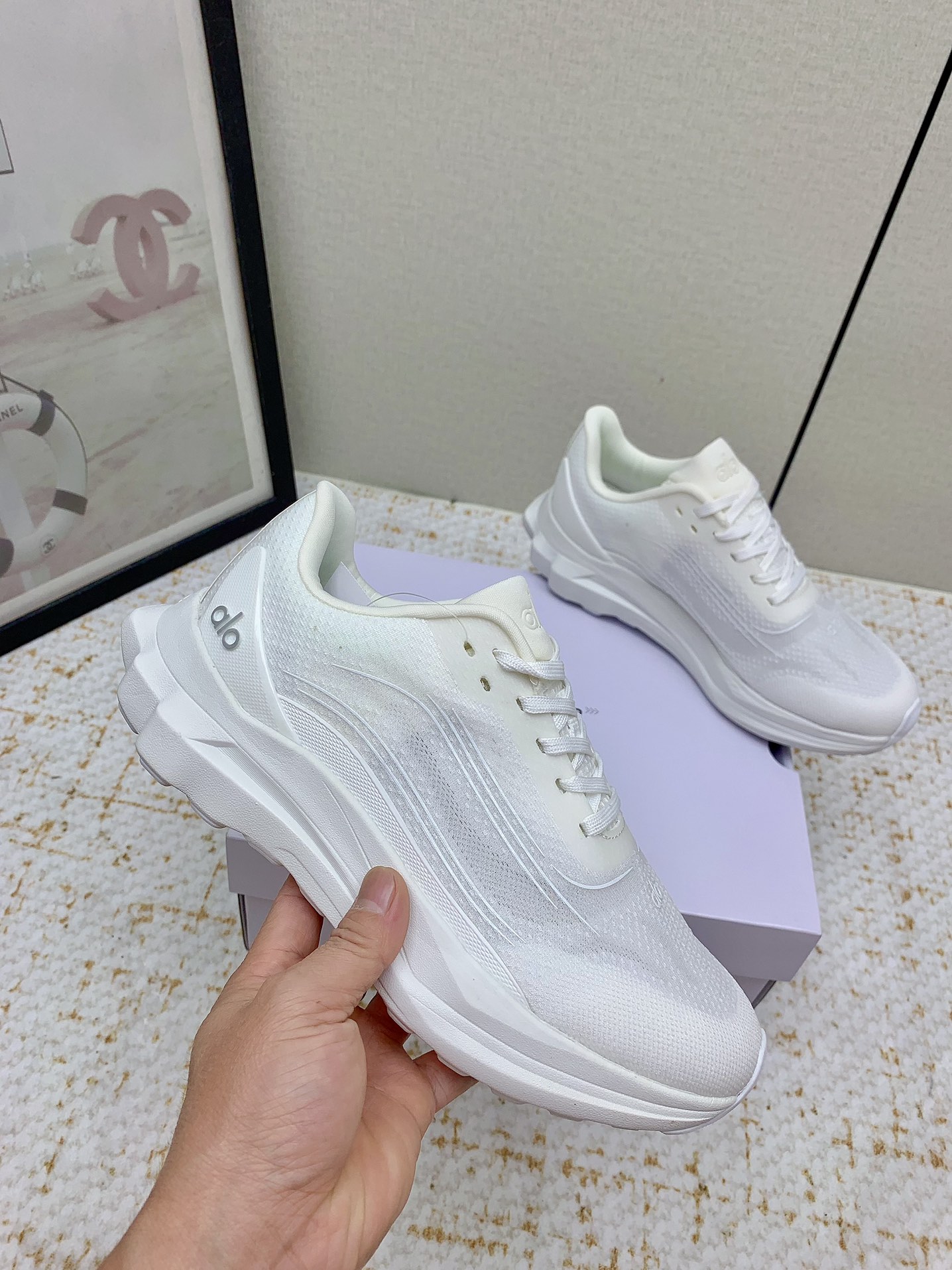 Alo Yoga: High-Quality Cosmopolitan Sneakers for Conscious Fashionistas - 图片 5