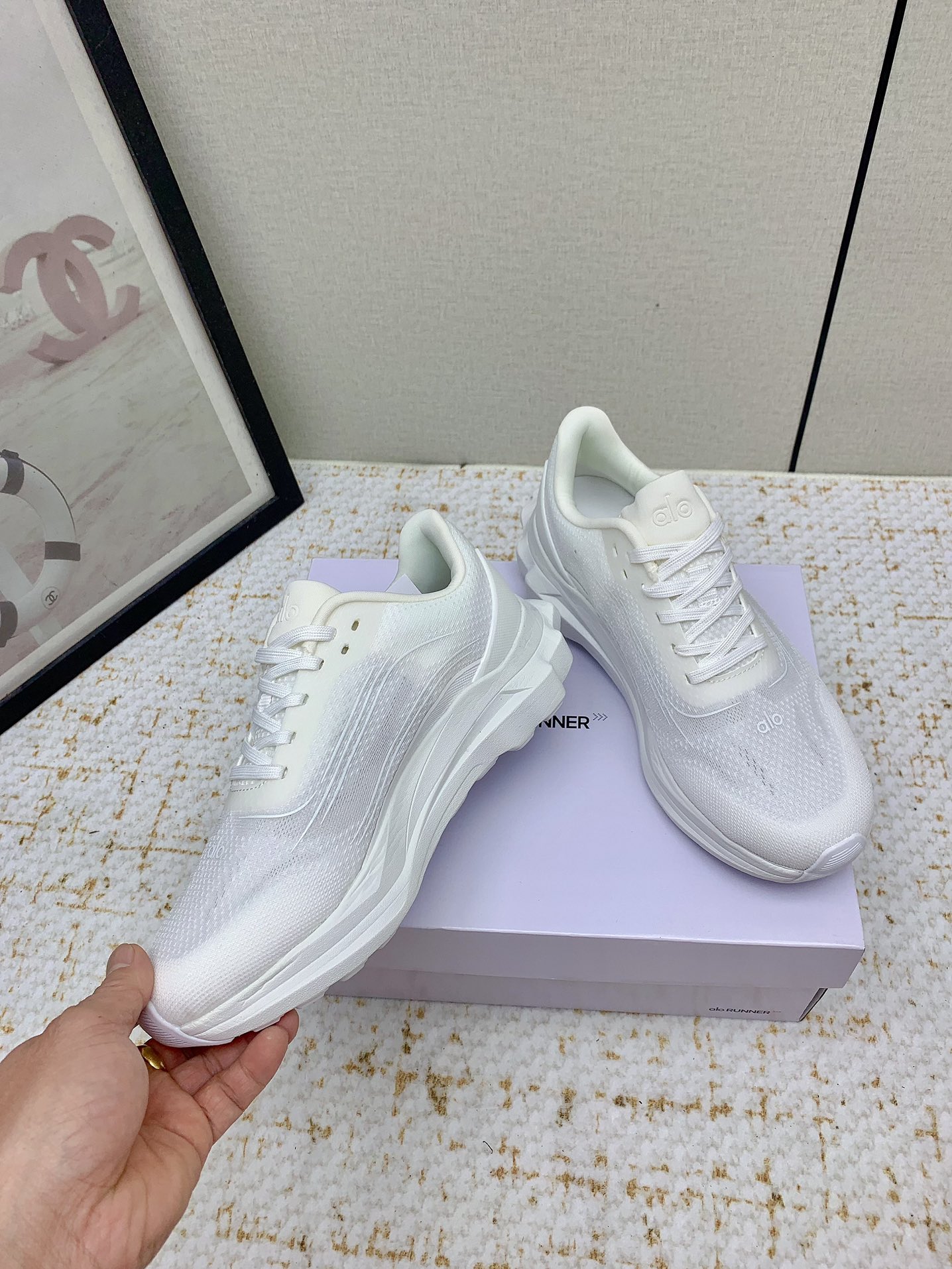 Alo Yoga: High-Quality Cosmopolitan Sneakers for Conscious Fashionistas - 图片 4