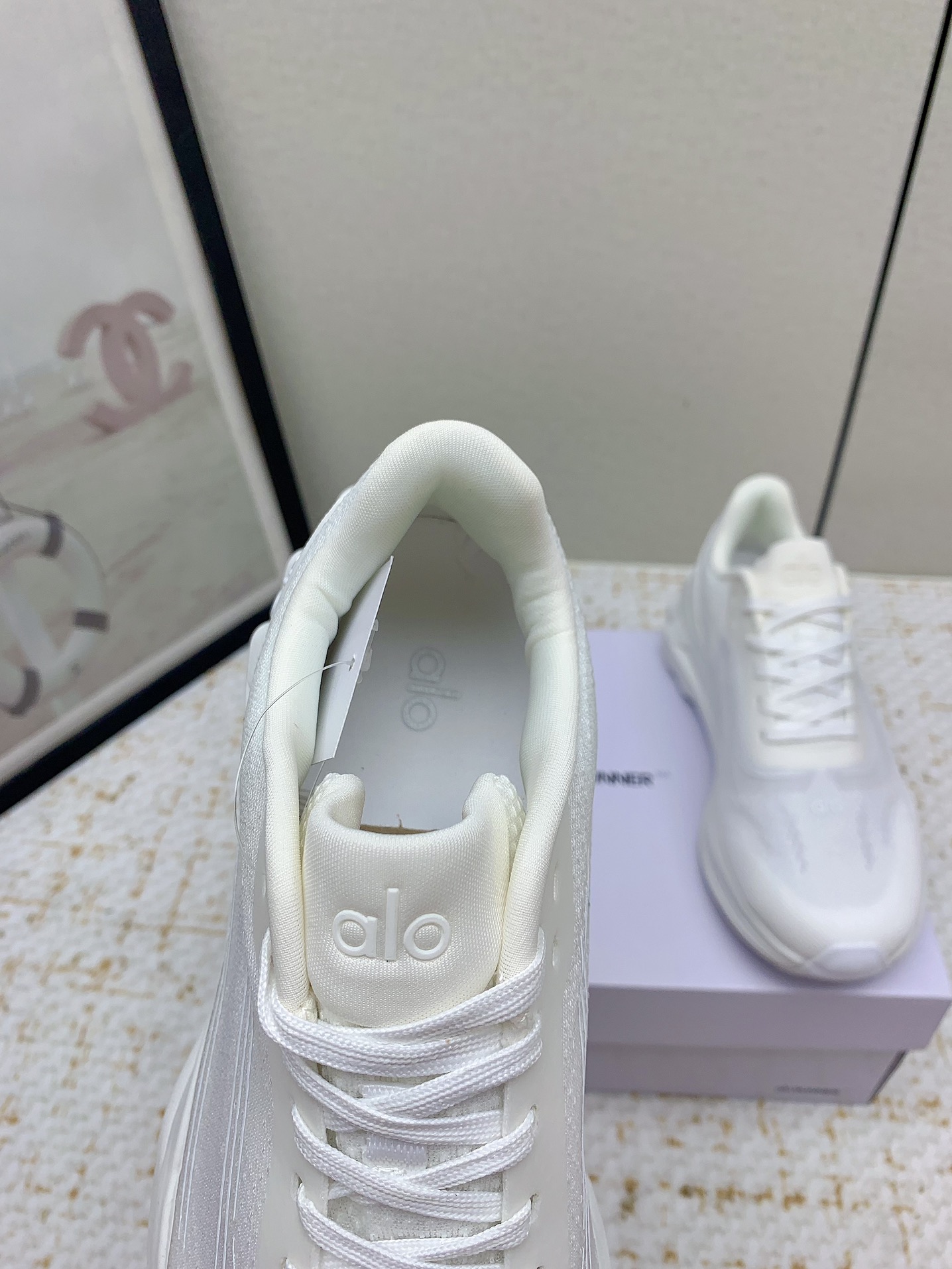 Alo Yoga: High-Quality Cosmopolitan Sneakers for Conscious Fashionistas - 图片 6