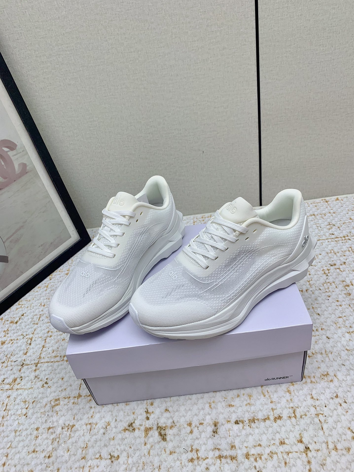 Alo Yoga: High-Quality Cosmopolitan Sneakers for Conscious Fashionistas - 图片 3