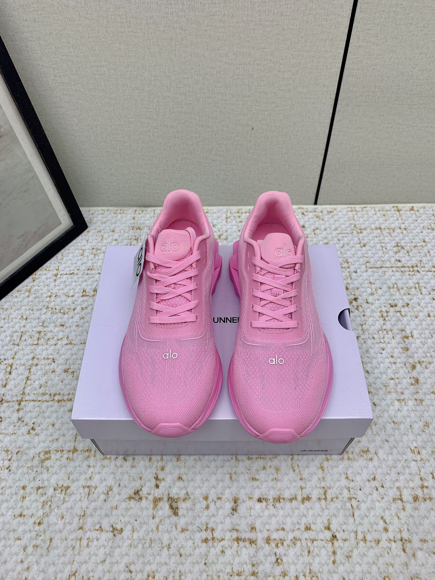 Alo Yoga: High-Quality Cosmopolitan Sneakers with Comfortable Design and Celebrity Endorsement - 图片 2