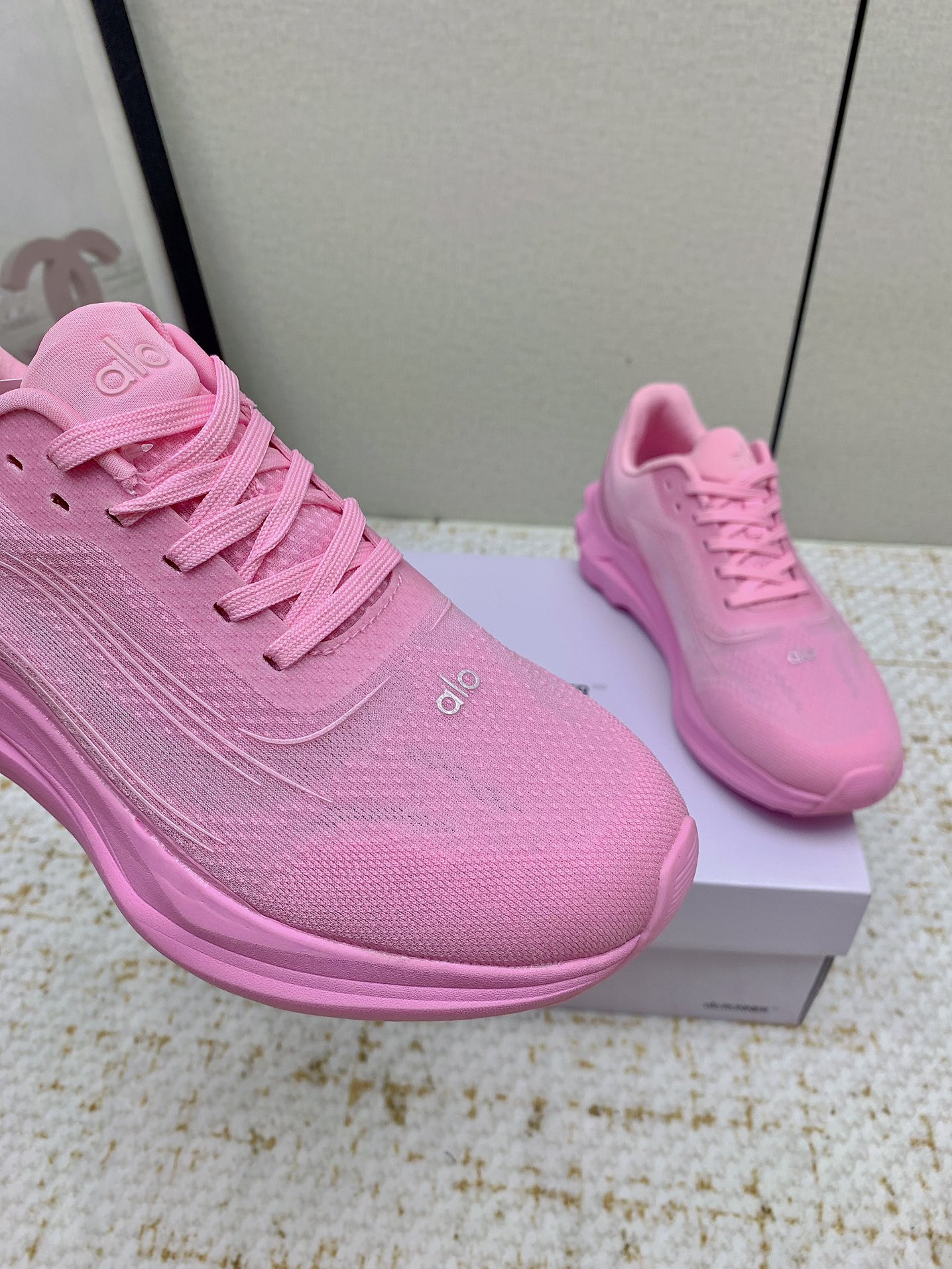 Alo Yoga: High-Quality Cosmopolitan Sneakers with Comfortable Design and Celebrity Endorsement - 图片 9