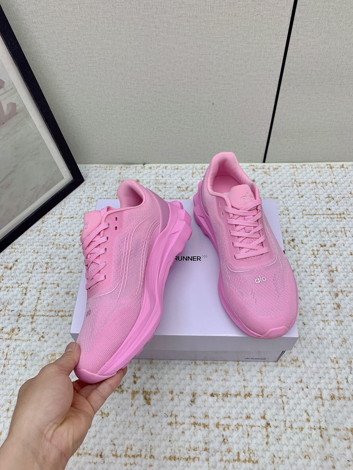 Alo Yoga: High-Quality Cosmopolitan Sneakers with Comfortable Design and Celebrity Endorsement - 图片 4