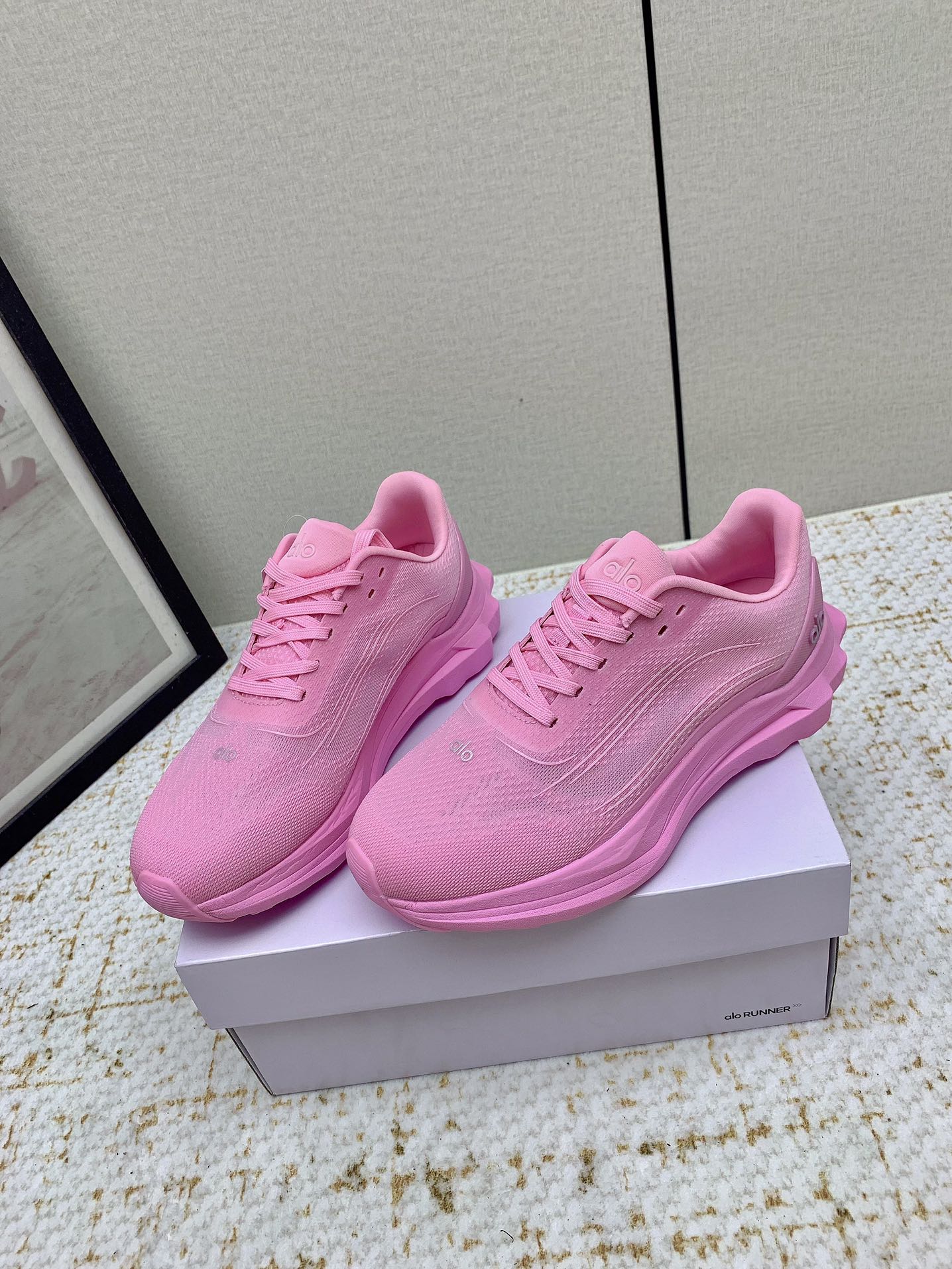Alo Yoga: High-Quality Cosmopolitan Sneakers with Comfortable Design and Celebrity Endorsement - 图片 3