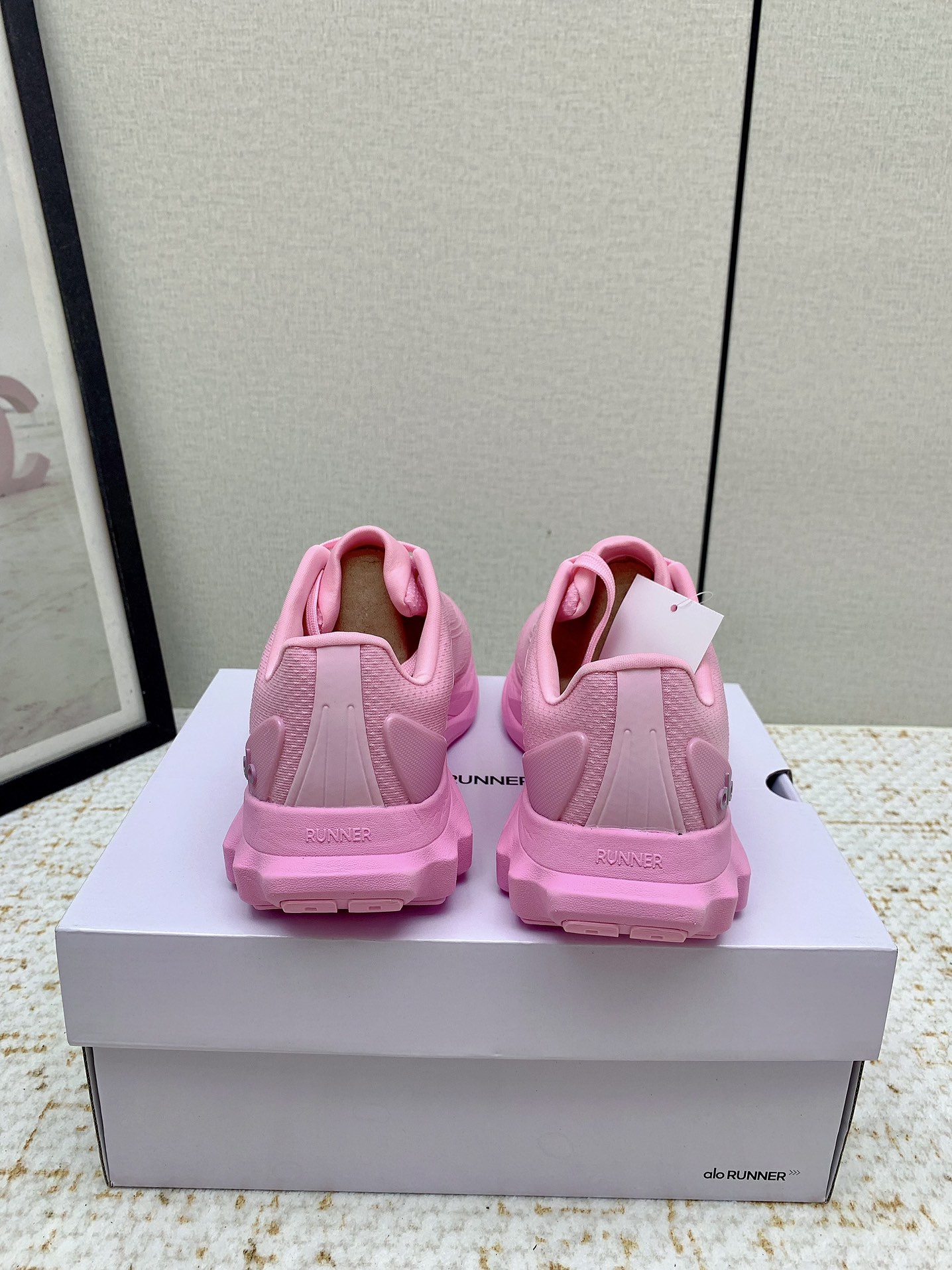 Alo Yoga: High-Quality Cosmopolitan Sneakers with Comfortable Design and Celebrity Endorsement - 图片 8