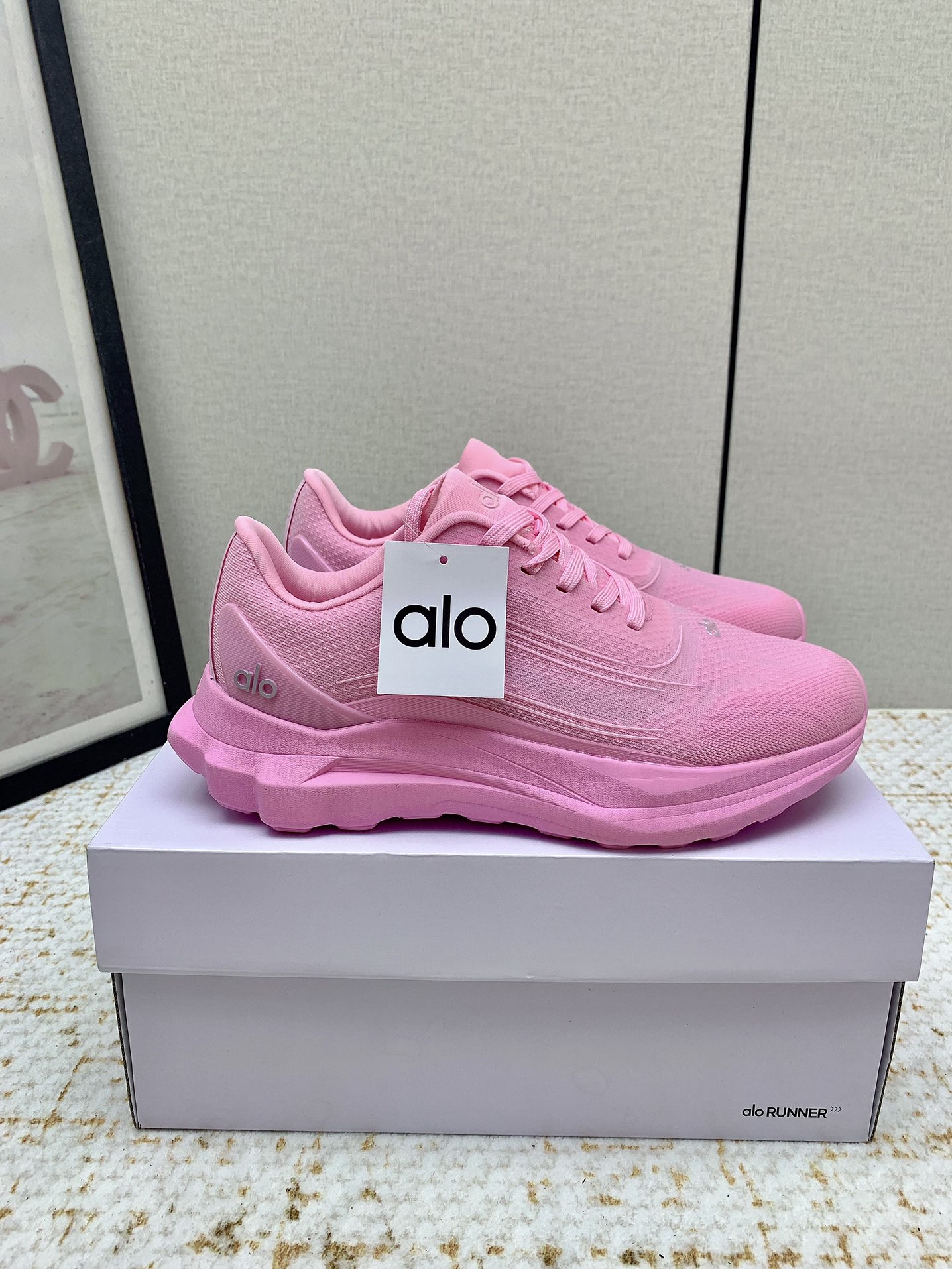 Alo Yoga: High-Quality Cosmopolitan Sneakers with Comfortable Design and Celebrity Endorsement - 图片 1