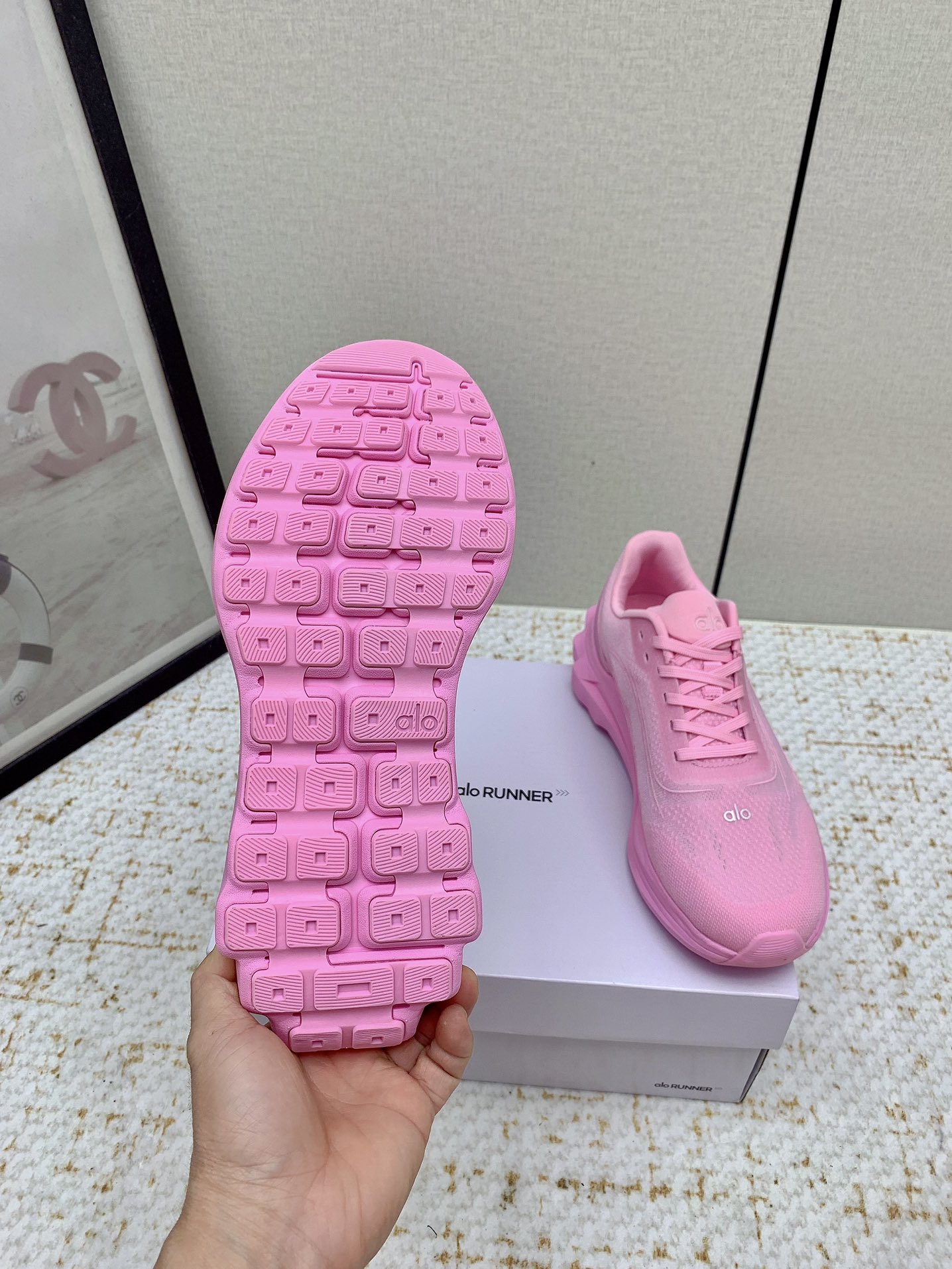 Alo Yoga: High-Quality Cosmopolitan Sneakers with Comfortable Design and Celebrity Endorsement - 图片 7