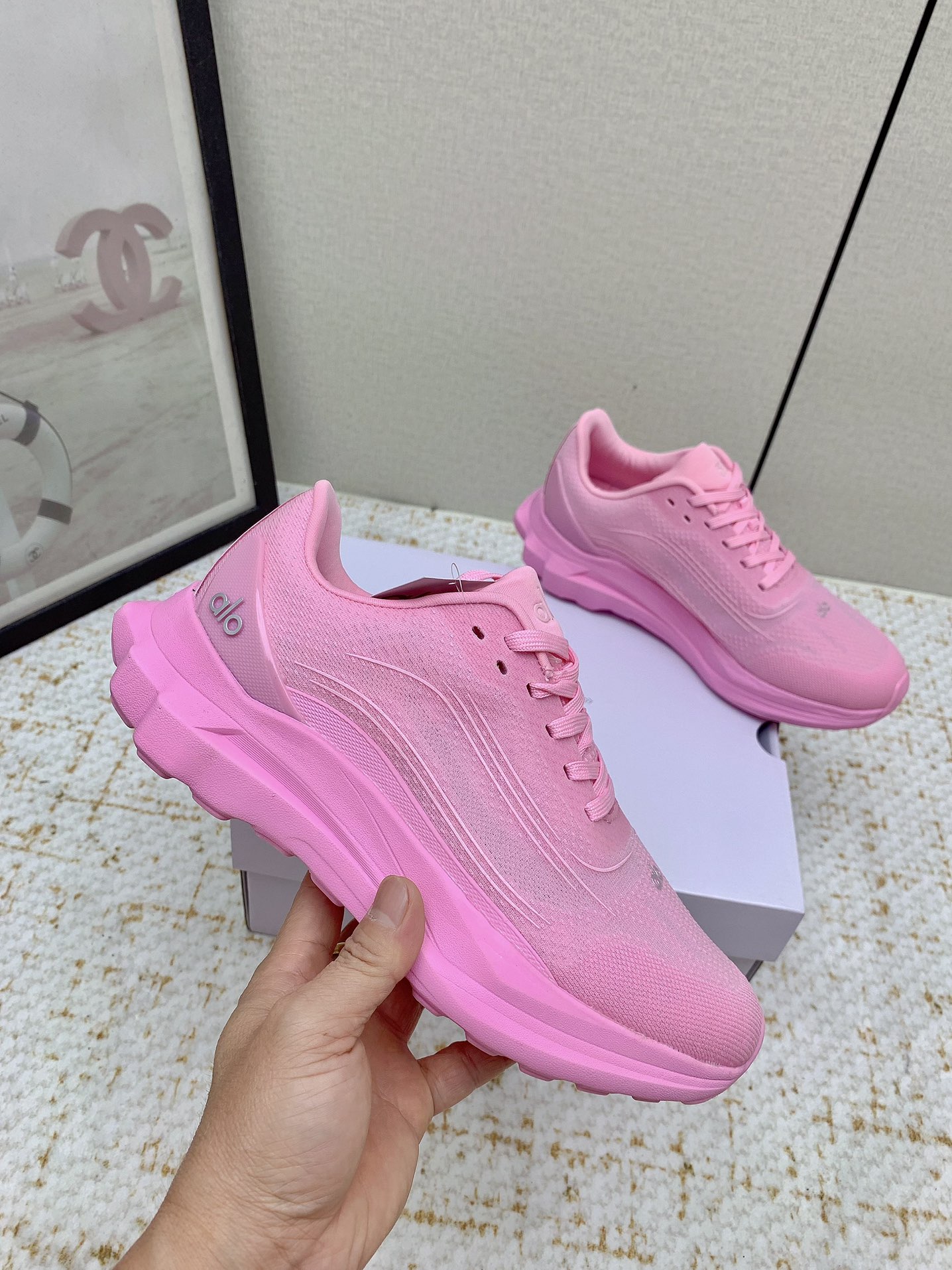 Alo Yoga: High-Quality Cosmopolitan Sneakers with Comfortable Design and Celebrity Endorsement - 图片 5