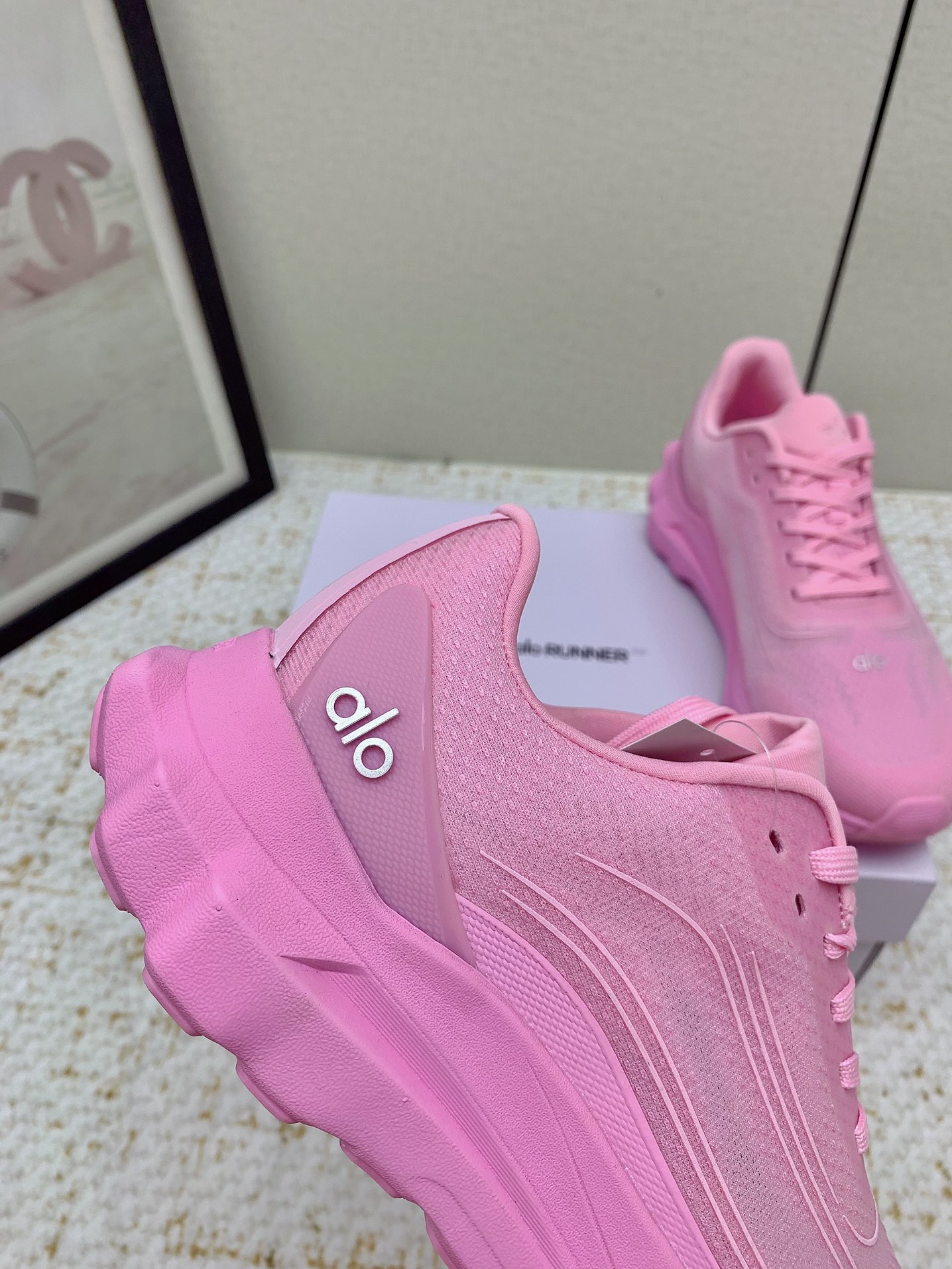 Alo Yoga: High-Quality Cosmopolitan Sneakers with Comfortable Design and Celebrity Endorsement - 图片 6