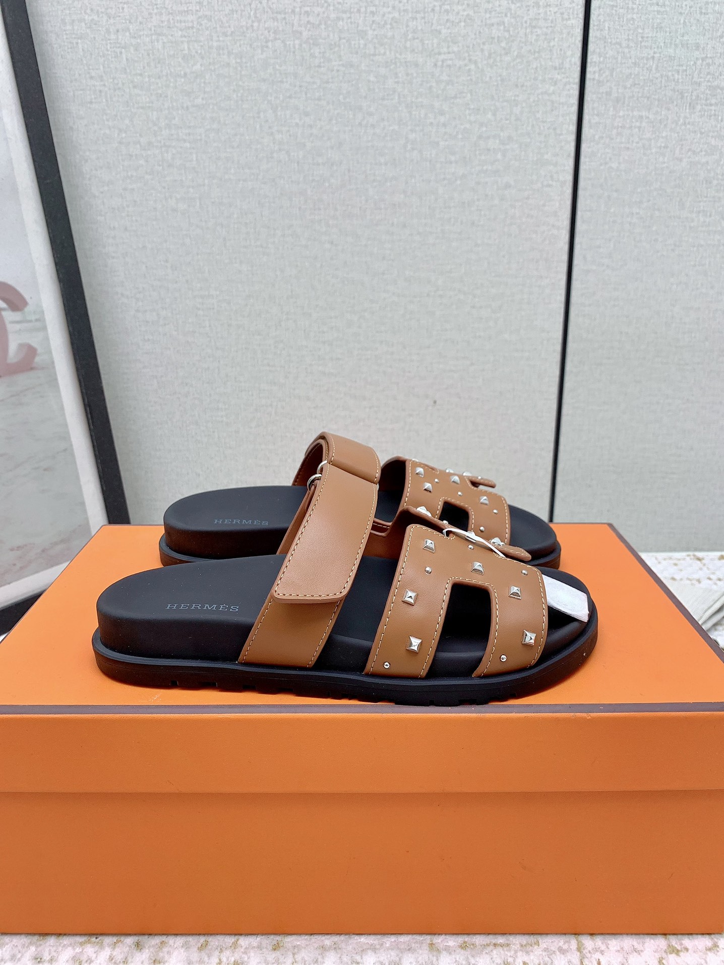NO:882050,Women's style and men's style (top version) H family autumn and winter new style HERME*S's recently popular couple's shoes - sandals, paired with various colorful socks, very trendy. Imported calfskin for the upper, imported water-dyed cow lining for the lining, Tpu non-slip and wear-resistant outsole  Size: Female 34-41 Male 39-46 (Female 34.40.41 Male 45.46 Customized, non-refundable and non-exchangeable), slippers, hermes, sandals, slippers, cowhide, socks19860909女款男款（顶级版本） H家 秋冬新款 HERME*S最近火到不行的情侣款二舅鞋- 凉鞋,搭配各种彩色袜子,潮爆了 鞋面进口小牛皮 内里进口水染牛里 大底Tpu防滑耐磨大底 码数女34-41男39-46（女34.40.41男45.46定做不退不换）,拖鞋,hermes,sandals,slippers,cowhide,socks,Women's Shoes