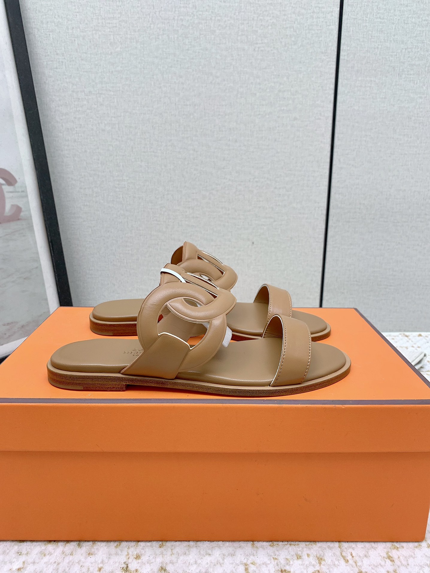 NO:882056,Women's model (top version) H family 2025 autumn and winter new style HERME*S has been extremely popular recently - sandals, paired with various colorful socks, popular. Imported calfskin upper, imported water-dyed cow lining inside, outsole Tpu non-slip and wear-resistant outsole, size female 34-41 (female 34.40.41 customized, non-returnable, non-exchangeable), slippers, hermes, sandals, slippers, cowhide, socks19860909女款（顶级版本） H家 2025秋冬新款 HERME*S最近火到不行的- 凉鞋,搭配各种彩色袜子,潮爆了 鞋面进口小牛皮 内里进口水染牛里 大底Tpu防滑耐磨大底 码数女34-41（女34.40.41定做不退不换）,拖鞋,hermes,sandals,slippers,cowhide,socks,Women's Shoes