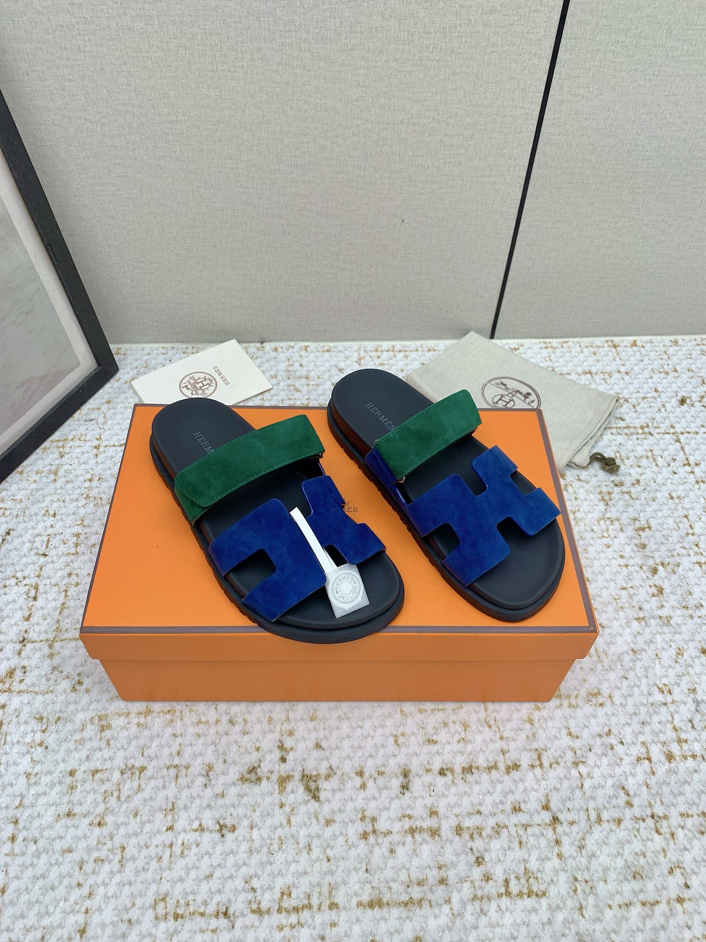 NO:493809,Women's men's model (top version) H home autumn and winter new model HERME*S couple's second uncle shoes that are very popular recently - sandals, paired with various colorful socks, it is very fashionable. Imported calfskin upper imported, water-dyed cow lining, outsole Tpu non-slip wear-resistant, sizes for women 34-41 men 39-46 (women 34.40.41 men 45.46 customized, no return or replacement), slippers, hermes, sandals, slippers, cowhide, socks19860909女款男款（顶级版本） H家 秋冬新款 HERME*S最近火到不行的情侣款二舅鞋- 凉鞋,搭配各种彩色袜子,潮爆了 鞋面进口小牛皮 内里进口水染牛里 大底Tpu防滑耐磨大底 码数女34-41男39-46（女34.40.41男45.46定做不退不换）,拖鞋,hermes,sandals,slippers,cowhide,socks,Women's Shoes