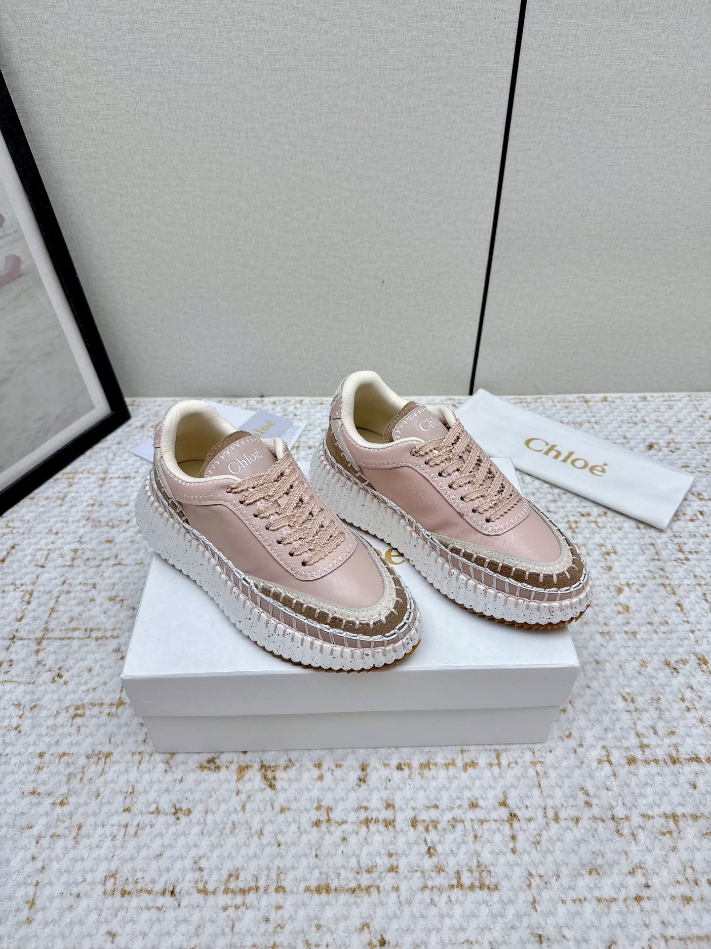 NO:444185,(High version) Ss Chloe Counter Synchronizes new casual shoes. Spring and summer style Guangsheng is popular throughout the fashion circle. The texture is refreshing and breathable without stewing feet. The fashionable and simple style is all goddesses love it. It’s beautiful!  As shown in Figure 5 colors are available!  Imported cowhide upper/Yangjing/Handmade edges, water-dyed cowhide inner lining/breathable and non-fading. Original imported sole ultralight rubber foam vacuum outsole (heel height 5cm) size35-42 (customized for 40.41.42), casual shoes/sports shoes, chloe, loewe, sneakers, cowhide, sheep19860909（高版本）  ss 蔻依Chloe专柜同步新款休闲鞋 春夏款广升 风靡整个时尚圈 质地清爽透气不焖脚 时尚简约范儿 女神都爱 美翻啦！如图5色可选！ 鞋面进口牛皮/羊京/手工打造沿边 内里水染牛皮/透气不掉色 鞋底原版进口超轻橡胶发泡抽真空大底（跟高5cm） size35-42（40.41.42定制）,休闲鞋/运动鞋,chloe,loewe,sneakers,cowhide,sheep,Women's Shoes