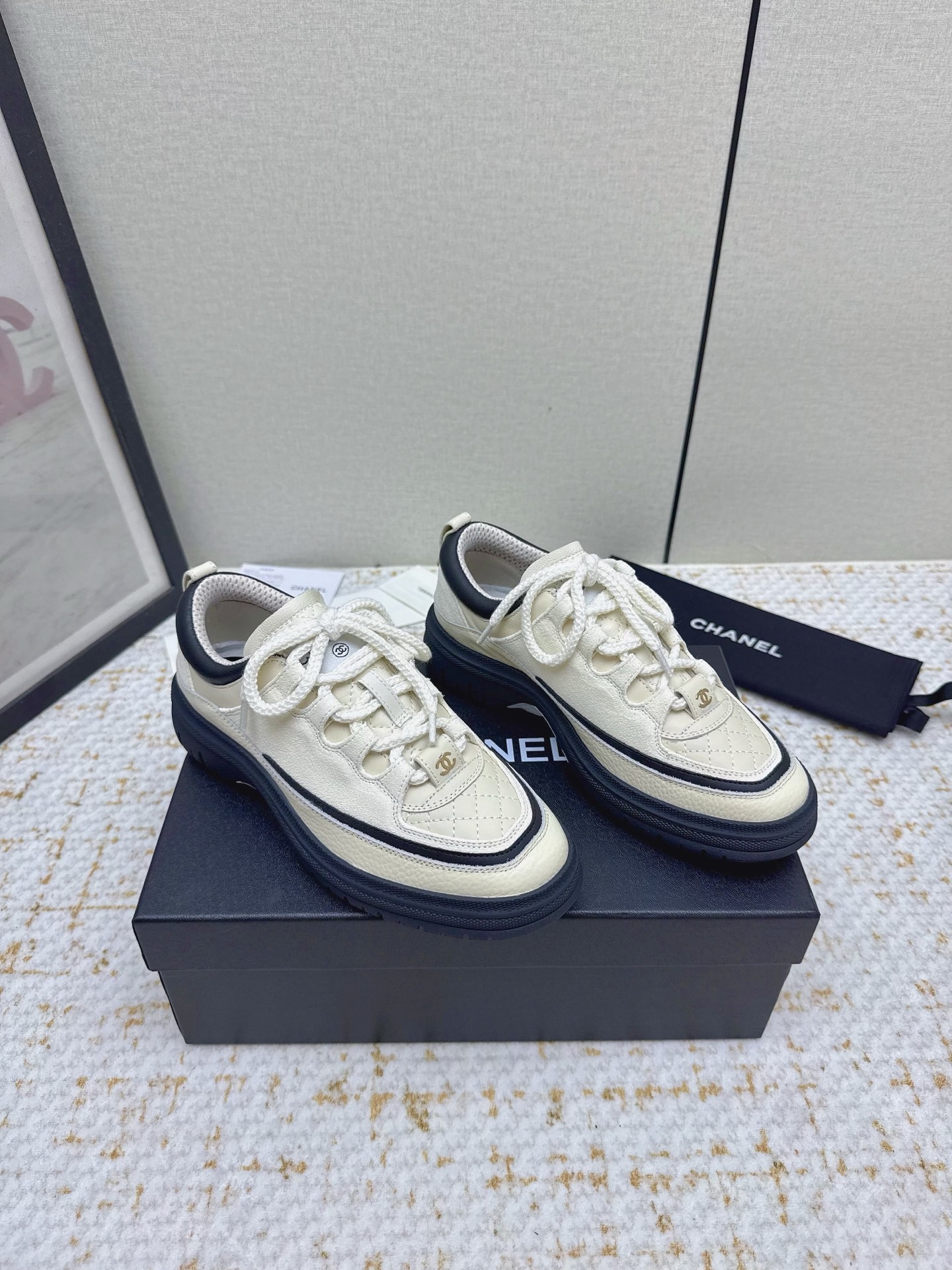 NO:444120,(High version) CHANEL 25B new panda shoes panda shoes Chanel ss popular panda shoes color matching thick-soled casual sports shoes shoes counter synchronization counter is very popular, very difficult to buy shoes The most popular thick-soled panda shoes on the entire network, you can imagine that Xiaoxiangguan cannot miss appearance and comfort coexist Simple and versatile white shoes Thick sole height enhancement super versatile, whoever wears it in close eyes looks good, calfskin upper imported sheepskin inner TPU original outsole size: 35-40 (41 40 custom made, casual shoes/sports shoes, chanel, chanel, sneakers, cowhide, sheepskin19860909（高版本）CHANEL香奈儿25B新款熊猫板鞋熊猫鞋 香奈儿ss火爆熊猫鞋配色厚底休闲运动鞋板鞋  专柜同步 专柜非常火爆 非常难买的一款鞋 全网最火的厚底熊猫鞋 可想而知小香控不可错过的 颜值与舒适并存的 简约百搭小白鞋 厚底增高超级百搭,闭眼入谁穿谁好看  鞋面小牛皮 内里进口羊皮里 大底TPU原版大底 码数:35-40（41 40定做,休闲鞋/运动鞋,chanel,chanel,sneakers,cowhide,sheepskin,Women's Shoes