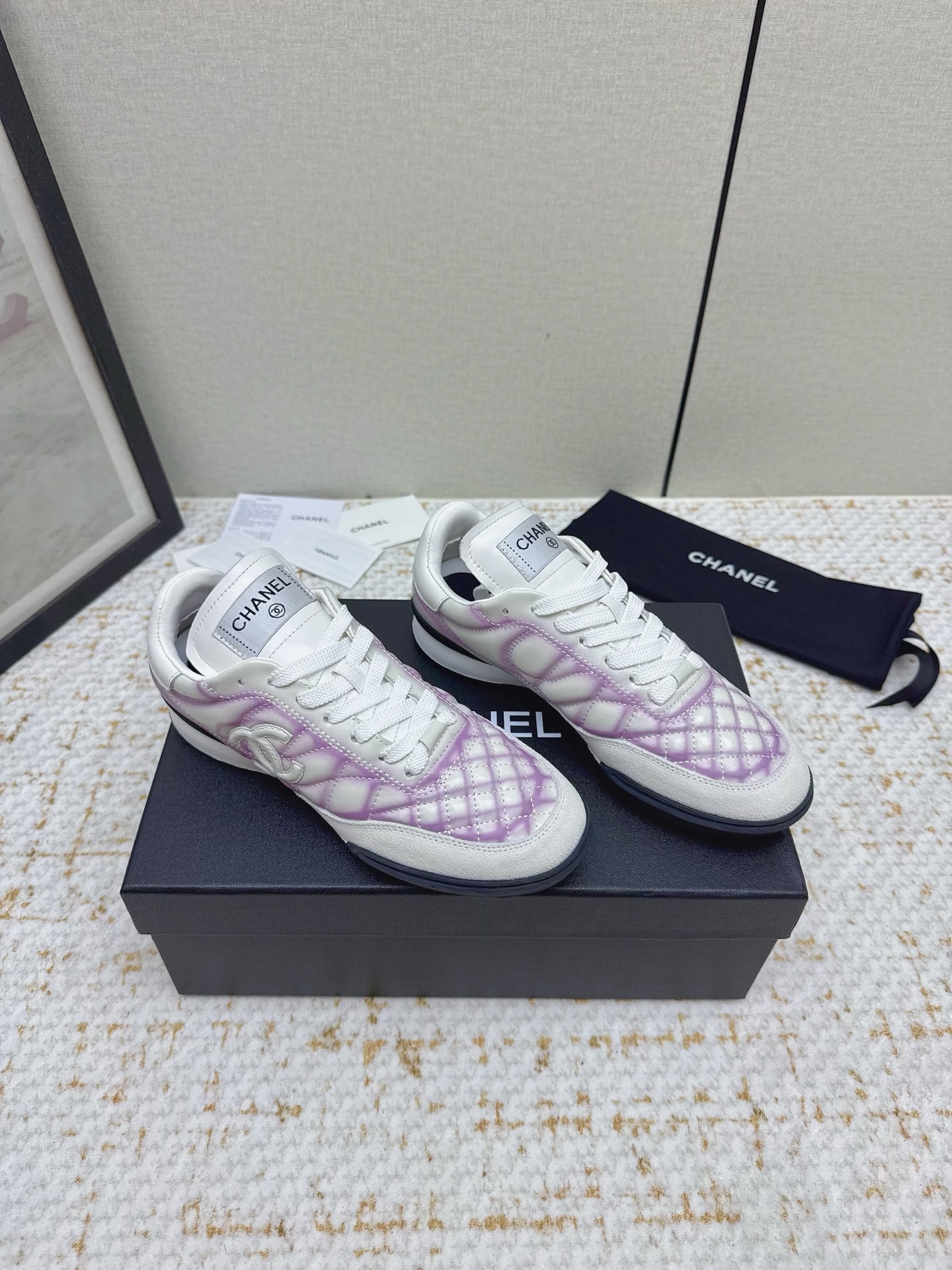 NO:444128,(High version) Chanel Chanel - top casual sneakers for counters. This classic design of sneakers; the upper has a variety of craftsmanship and electric embroidery styles; the sole is fashionable and sporty; it is an extraordinary variety of color matching elements... The diversified mix and match is very beautiful and versatile, casual, fashionable, sports, and outdoors... The upper uses original cowhide. The inner is original imported sheepskin. The sole is based on the original TPU combination sole. Women's 35–41, casual shoes/sports shoes, chanel, chanel, sneakers, cowhide, sheepskin19860909（高版本） Chanel香奈儿——专柜顶级休闲款运动鞋 球鞋这款经典设计；鞋面多种工艺电绣的风格；大底却时尚运动；不平凡的拥入了多种配色元素…… 多元化混搭非常好看百搭,休闲,时尚,运动,户外都能兼顾…… 鞋面采用 原版牛皮 内里采用 原版进口羊皮 大底根据 原版TPU组合大底 女35–41,休闲鞋/运动鞋,chanel,chanel,sneakers,cowhide,sheepskin,Women's Shoes