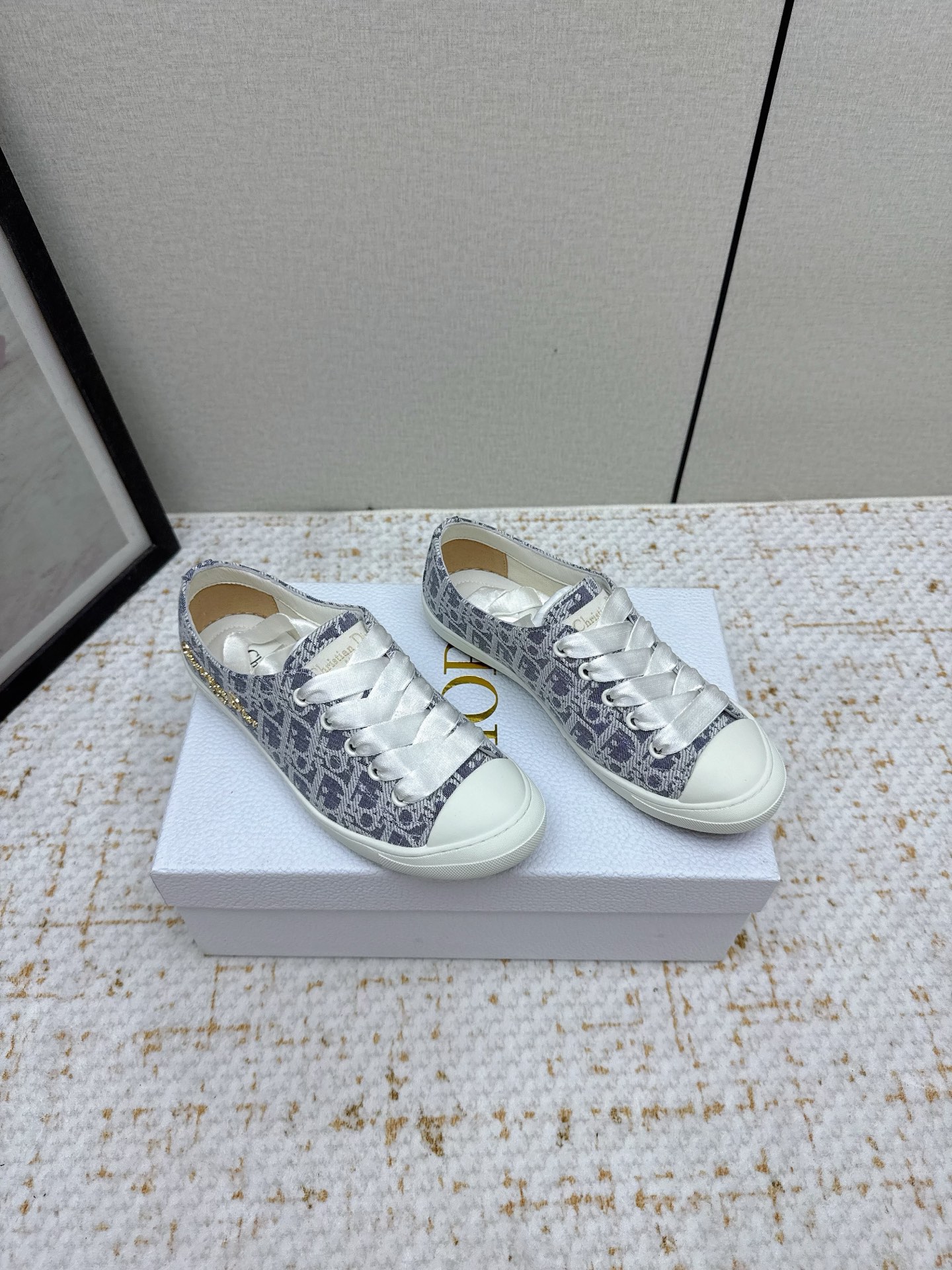 NO:444136,(High version) Dior DIOR lucky satin casual sneakers! DIOR designers really understand girls' needs in summer. This new Lucky thin-soled shoes are as cute as her name and the thin-soled-mouth design makes the whole pair of shoes very light and easy to wear. Satin fabric is matched with satin wide shoelaces in the same color, so beautiful in the sun~ The soft shoe body is unique when stepped on the clouds and socks and skirts. It is lazy when walking, and it is a 'workout-free' elegance. It is compact and expensive. The colors are baby white, cherry blossom powder, haze blue, and mysterious black. The colors are fresh and versatile! All the original materials are sizes 35-40, casual shoes/sports shoes, dior, dior, sneakers, skirts, socks19860909（高版本） 迪奥 DIOR lucky缎面休闲运动鞋!DIOR 设计师真的太懂女生夏天的需求了 这次的新品Lucky薄底鞋就像她的名字一样可爱薄底+浅口设计让整双鞋非常轻盈好穿,缎面面料 搭配同色调缎面宽鞋带,阳光下美到失语~ 软乎乎的鞋身像踩在云朵上配袜子裙裤都一绝,走起来带风又慵懒,随手一拍就是那种“毫不费力”的优雅感 小巧显贵 颜色有baby白,樱花粉,雾霾蓝,神秘黑几个颜色清新百搭!全对原版材质 35-40码,休闲鞋/运动鞋,dior,dior,sneakers,skirts,socks,Women's Shoes