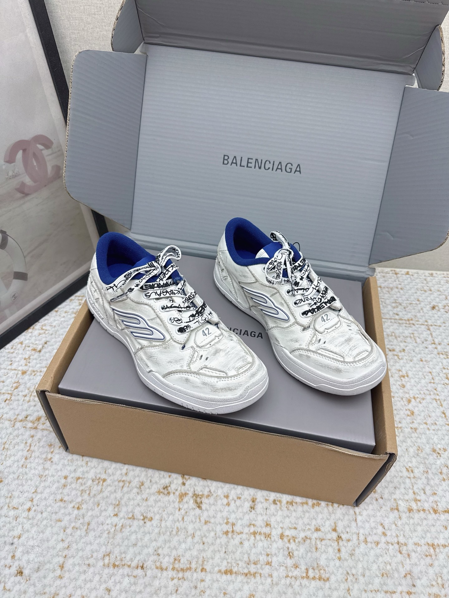 NO:444142,(High version) Balenciaga Winter25 autumn and winter Hamp tons sneakers. The creative genius Deanna reshapes the fashion definition, takes classic shoes as the prototype, is decorated with 3B Spores and Spores logos, creates a streamlined contours, and the upper is asymmetrical tailored with burrs, old marks, exposed stitches on the wear edges, loose stitches at details, and car hole marks, scratch marks and asymmetrical design to create a retro and casual atmosphere. Shoe laces with raven-style brand logo and curved toe structure, unruly and personalized with DIY. Size 35-45, casual shoes/sports shoes, balenciaga, balenciaga, sneakers19860909（高版本） 巴黎世家BaLenciaga Winter25秋冬Hamp tons运动鞋.创意鬼才Deanna掌舵下Winter25系列重塑时尚定义、以经典鞋履为原型、饰以3B Spores与Spores标志、打造流线型轮廓、鞋面釆用不对称剪裁设计辅以毛边、做旧痕迹、磨损边缘外露缝线、细节处松脱的缝线以及车孔痕辸、刮擦痕辸与不对称设计营造出复古随性氛围.鞋带外途鸦式品牌标识与弯曲鞋头结构、自带DIY的不羁与个性.码数35-45,休闲鞋/运动鞋,balenciaga,balenciaga,sneakers,Women's Shoes