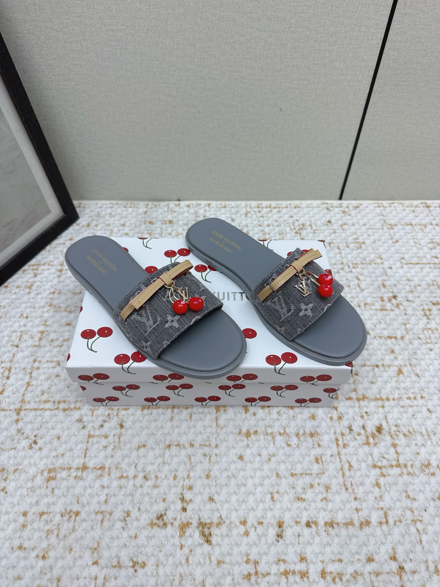 NO:444158,(High version) LouisVuitton 25/ Spring and summer new model, Takashi Murakami jointly, cherry logo, flat-soled sandals. It is hard not to doubt whether it was borrowed from the Tang Sancai of the Tang Dynasty as the basis and innovated into the classic LV logo. It uses colors and large-area base colors of the upper as a comparison to create the white three-color or black three-color element style of the upper, creating another classic model!  Super beautiful!  Unspeakable fashion!  Daily versatility is no problem, and it has the significance of changes and development of the times!  Super easy to wear, full of summer atmosphere!  Original custom fabric, inner sheepskin, outsole, imported from Italy, genuine leather outsole, Size#35-41 (40.41.42, custom made, no return or exchange), slippers, louis vuitton, louis vuitton, slippers, sheepskin, Leather soles19860909（高版本） LouisVuitton 25/ 春夏新款 村上隆联名 樱桃 徽标 平底凉拖 很难不怀疑是不是借鉴了唐朝的唐三彩作为基础,创新成lv经典标志logo,采用彩色以及鞋面的大面积底色作为对比,创造出鞋面的白三彩或者是黑三彩元素风格,成就了又一个经典款！上脚超级美腻！说不出来的时尚！日常百搭不在话下,而且很有时代的变迁发展的意义！超级好穿,上脚满满的夏日氛围！ 材质原版定制面料 内里羊皮里 大底意大利进口真皮大底 Size#35-41（40.41.42定制不退换),拖鞋,louis vuitton,louis vuitton,slippers,sheepskin,Leather soles,Women's Shoes