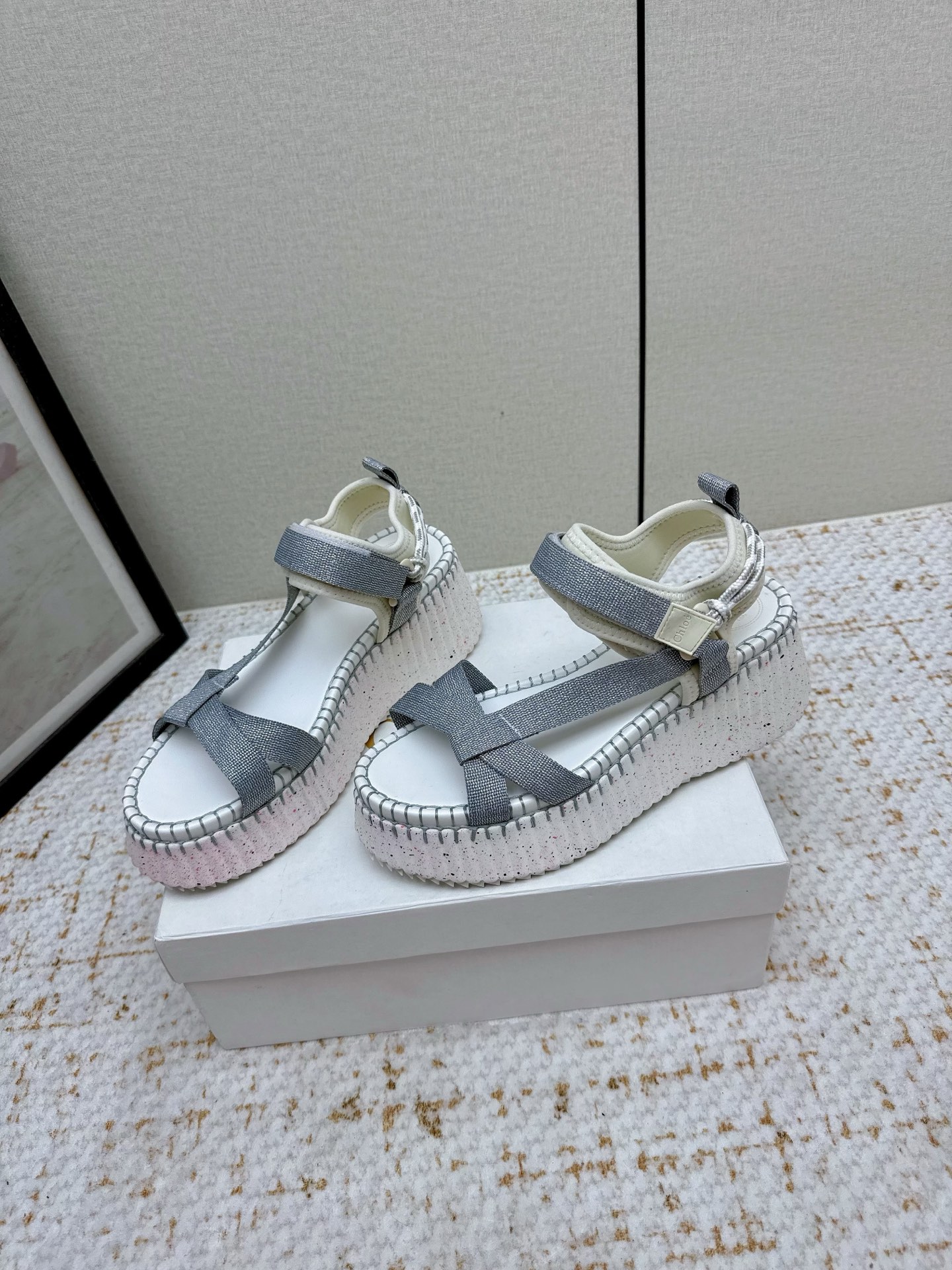 Chic Chol’s 2024s: Stylish High Production Sandals with Velvet Face and Super-Light Bottom - 图片 3