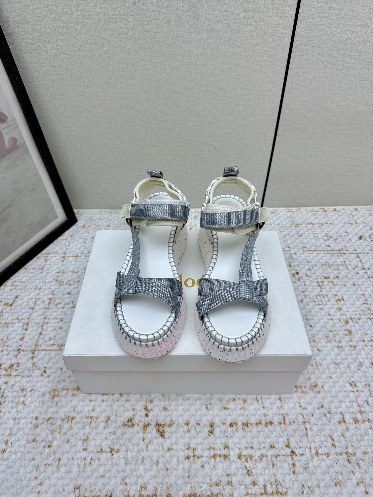 Chic Chol’s 2024s: Stylish High Production Sandals with Velvet Face and Super-Light Bottom - 图片 2