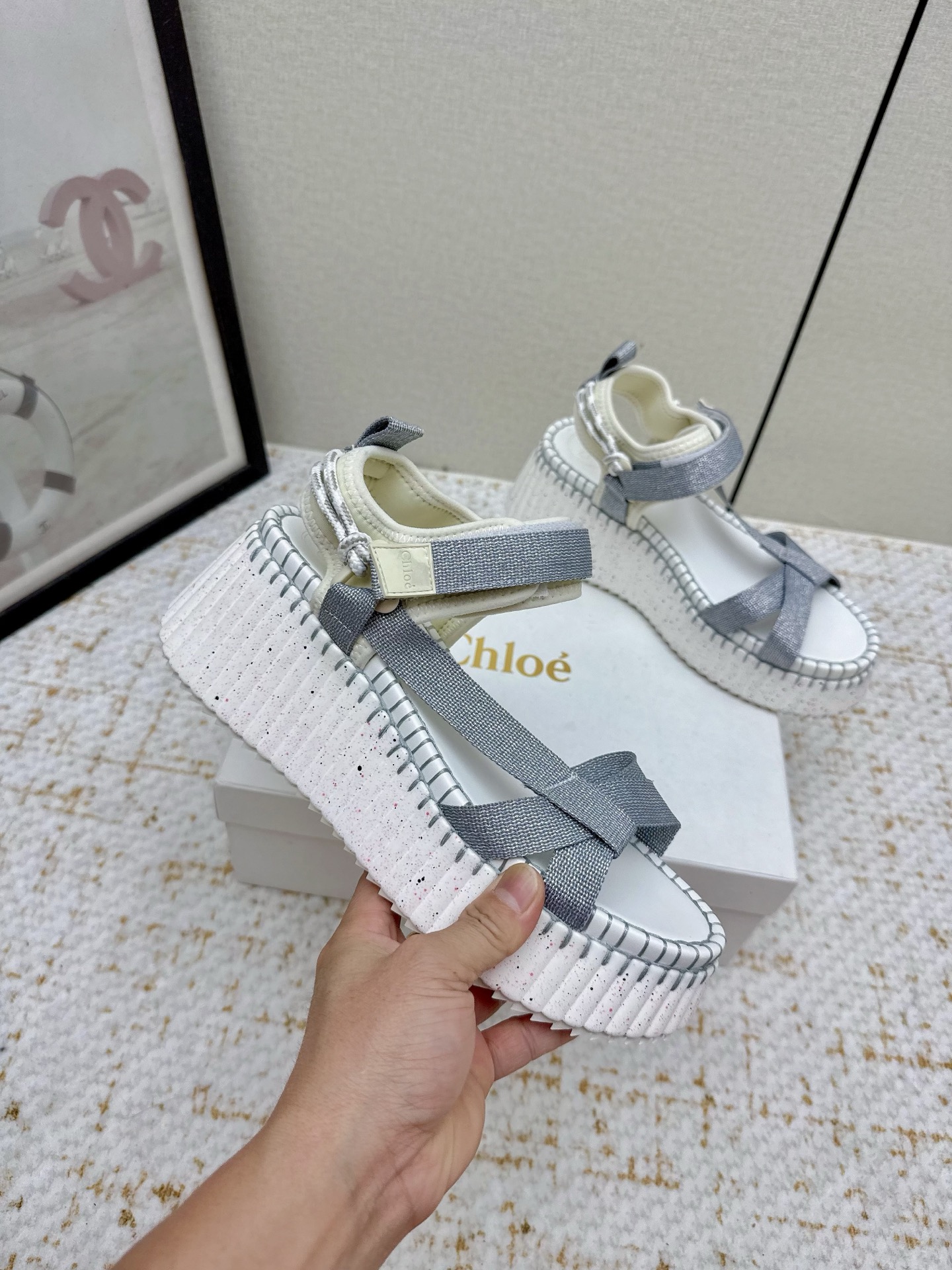Chic Chol’s 2024s: Stylish High Production Sandals with Velvet Face and Super-Light Bottom - 图片 5