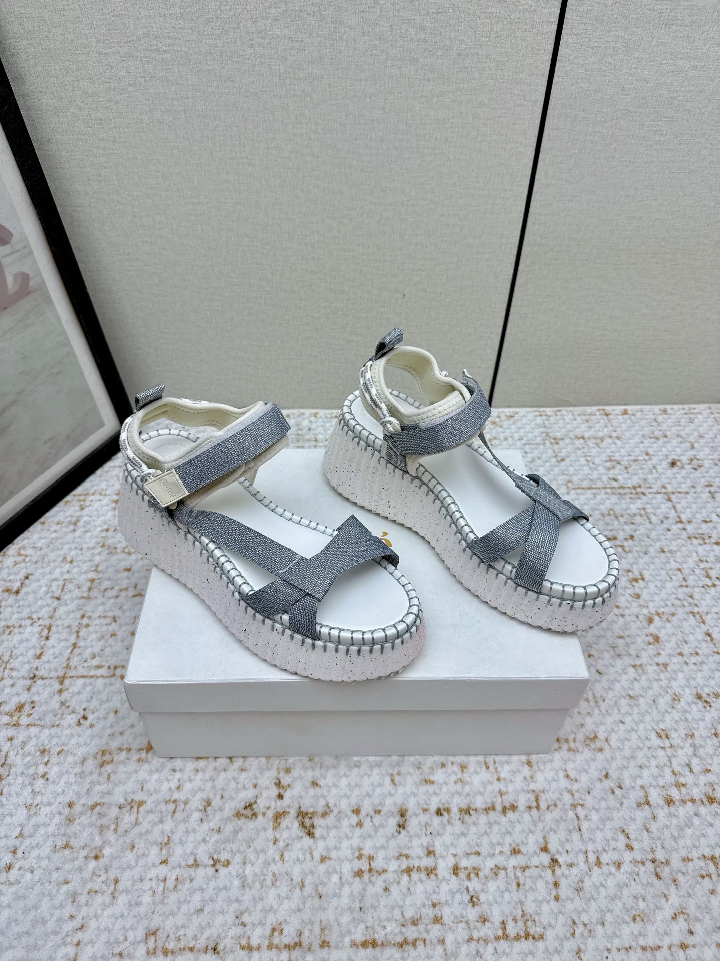 Chic Chol’s 2024s: Stylish High Production Sandals with Velvet Face and Super-Light Bottom - 图片 1