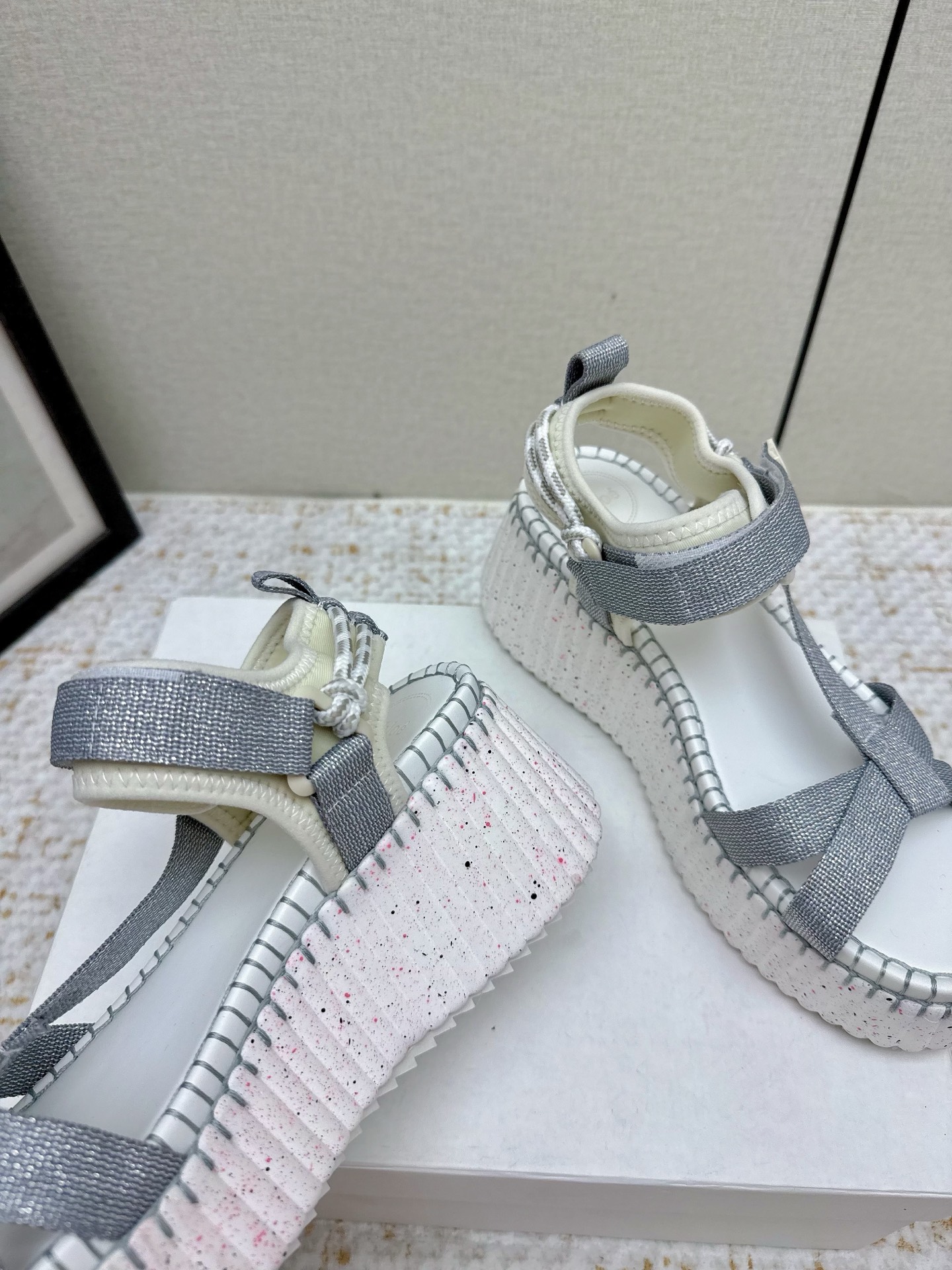 Chic Chol’s 2024s: Stylish High Production Sandals with Velvet Face and Super-Light Bottom - 图片 8